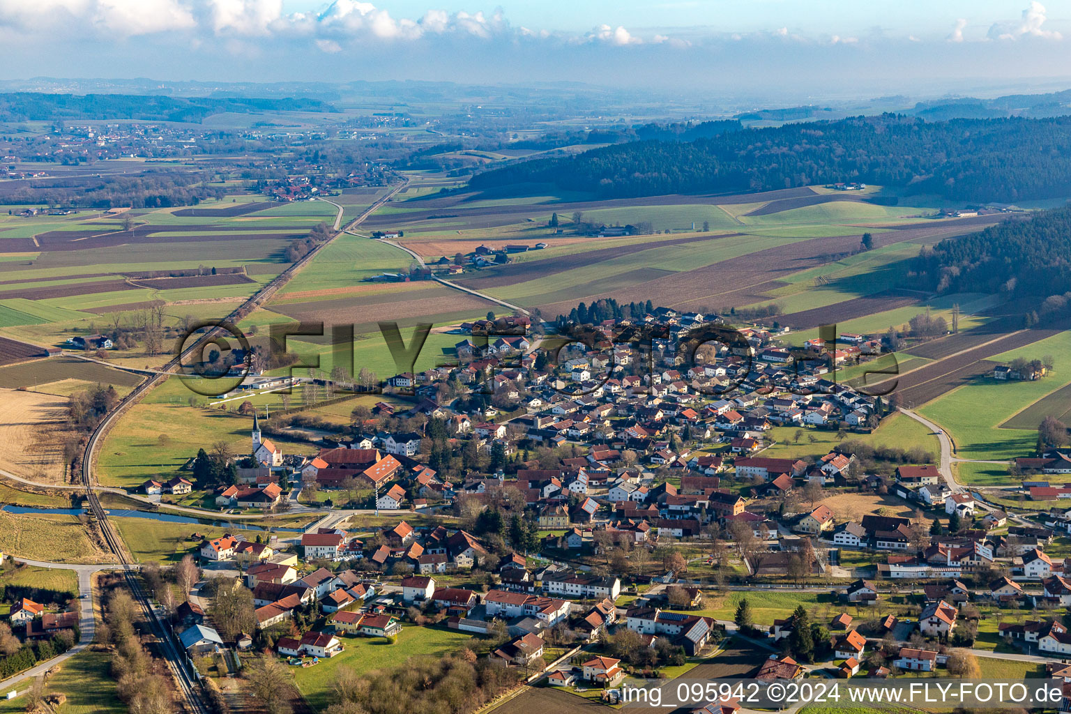 Vue aérienne de De l'ouest à le quartier Anzenkirchen in Triftern dans le département Bavière, Allemagne