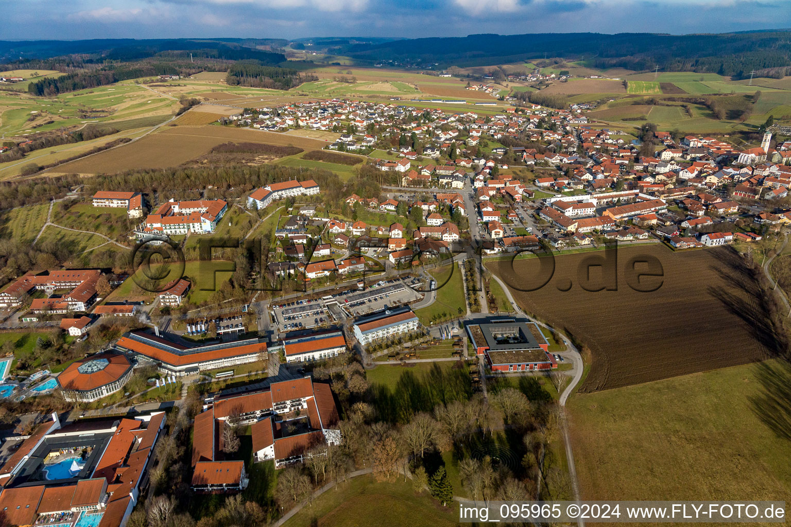 Quartier Aunham in Bad Birnbach dans le département Bavière, Allemagne du point de vue du drone