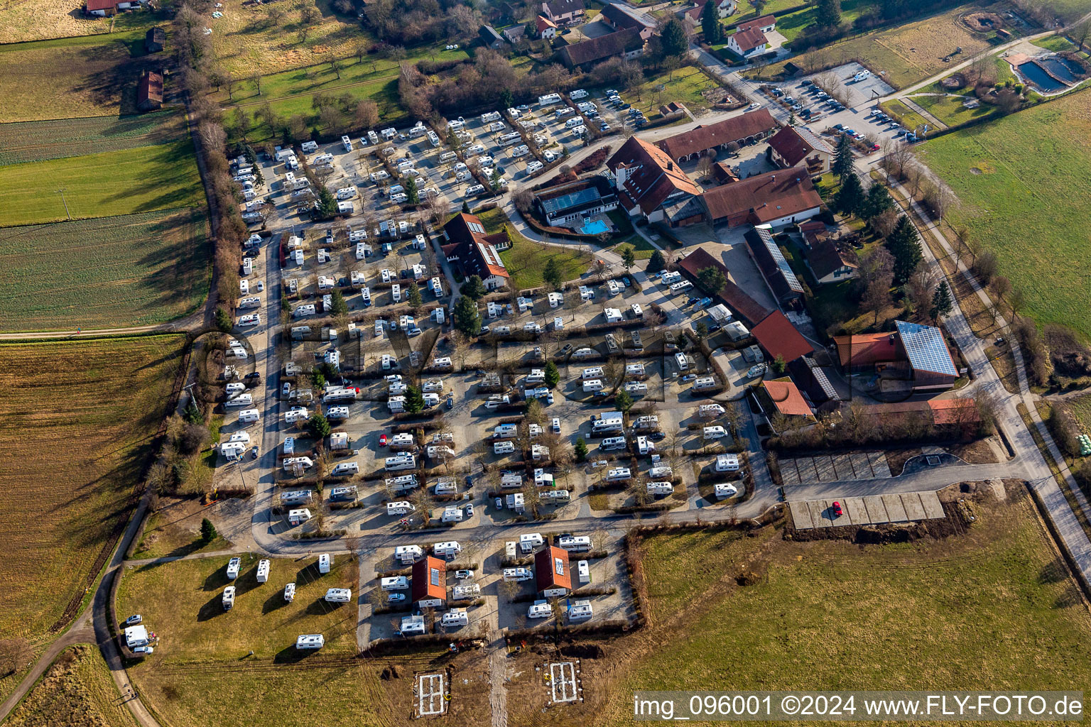 Vue aérienne de Kur-Gutshof-Camping Arterhof à le quartier Lengham in Bad Birnbach dans le département Bavière, Allemagne