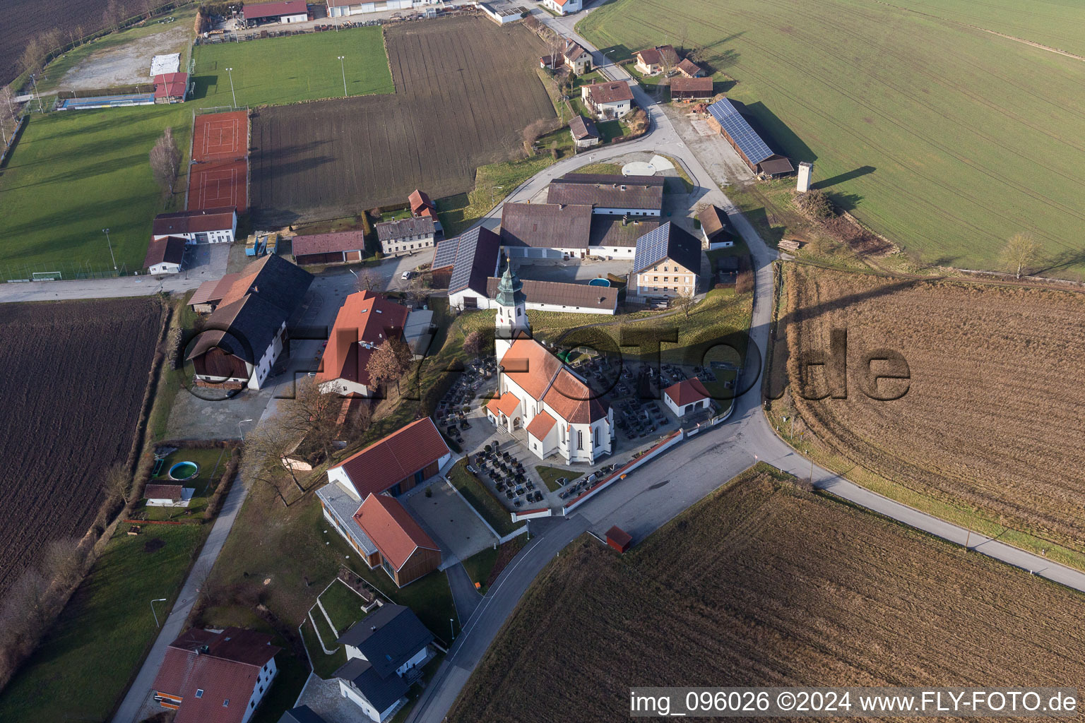 Vue aérienne de Bâtiment d'église au centre du village à le quartier Schmidham in Ruhstorf an der Rott dans le département Bavière, Allemagne