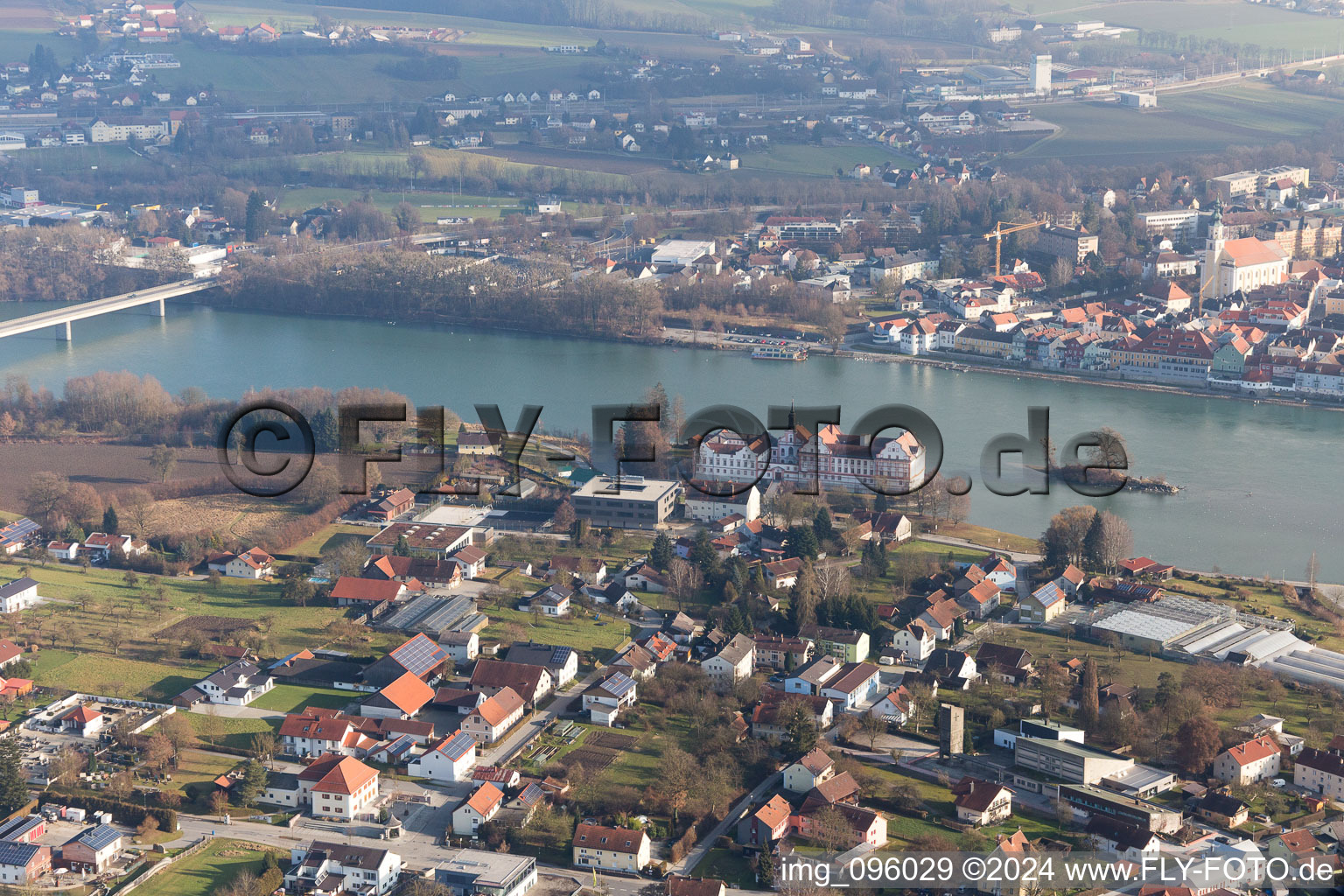 Vue aérienne de Neuhaus am Inn dans le département Bavière, Allemagne