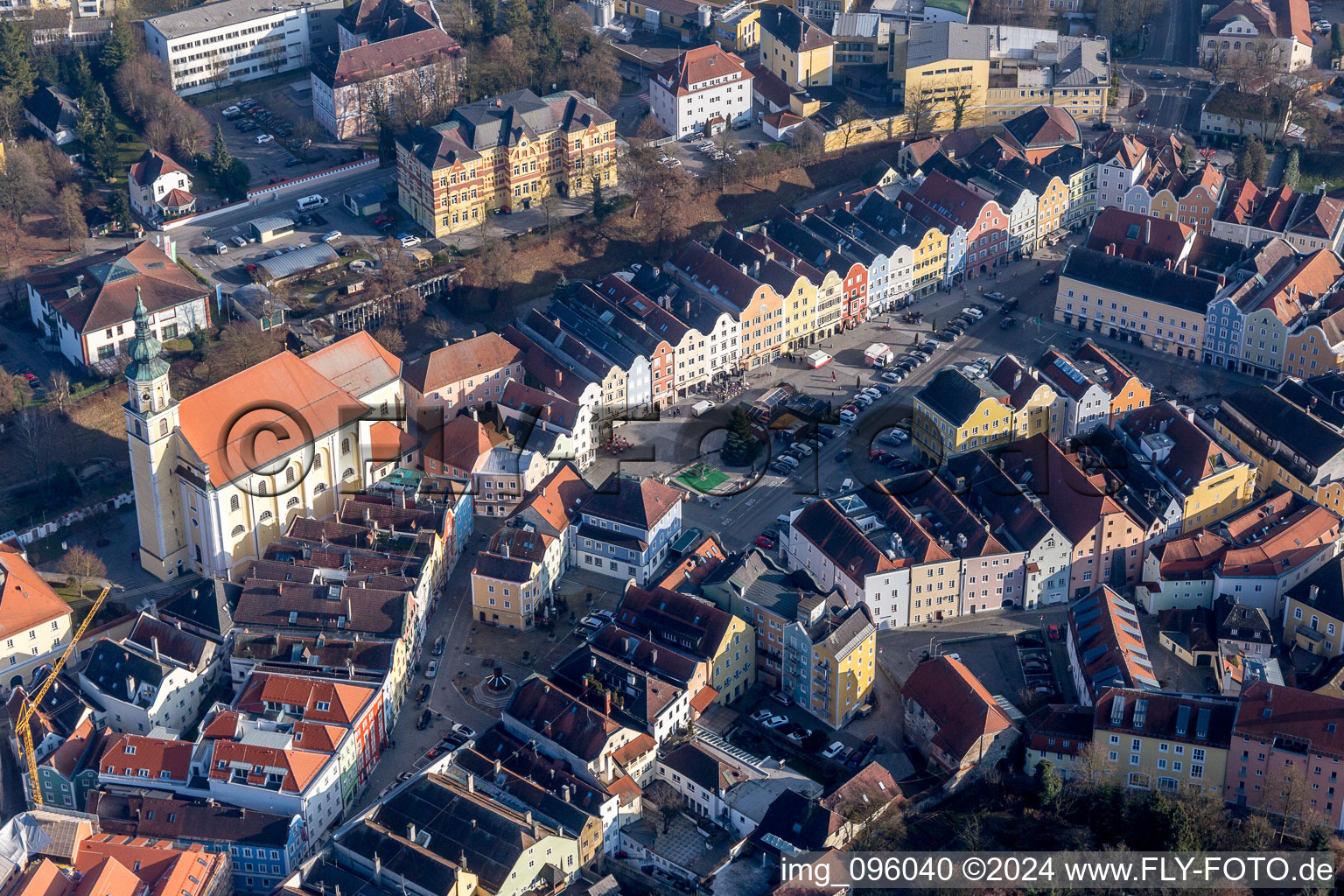 Vue aérienne de Chapelle de la Dame sur la place de la ville, dans le vieux centre-ville du centre-ville à Schärding dans le département Haute-Autriche, L'Autriche