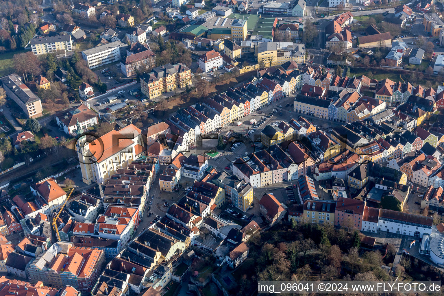 Vue aérienne de Chapelle de la Dame sur la place de la ville, dans le vieux centre-ville du centre-ville à Schärding dans le département Haute-Autriche, L'Autriche