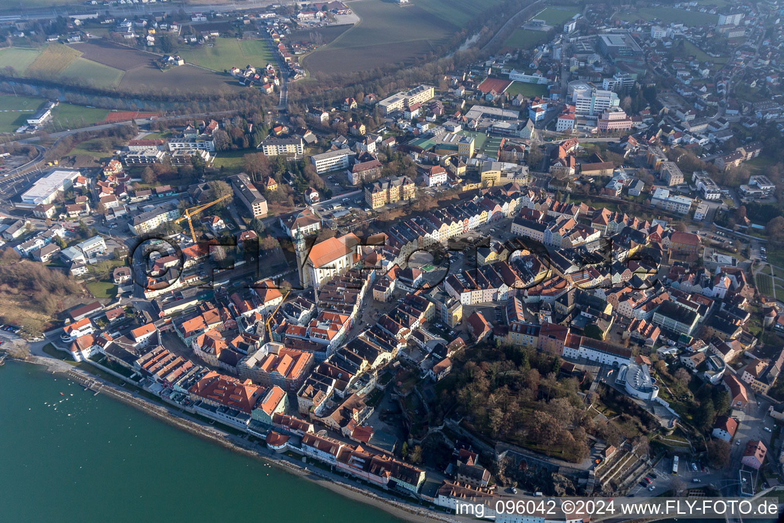 Vue aérienne de Zone riveraine de la rivière Inn à Schärding dans le département Haute-Autriche, L'Autriche