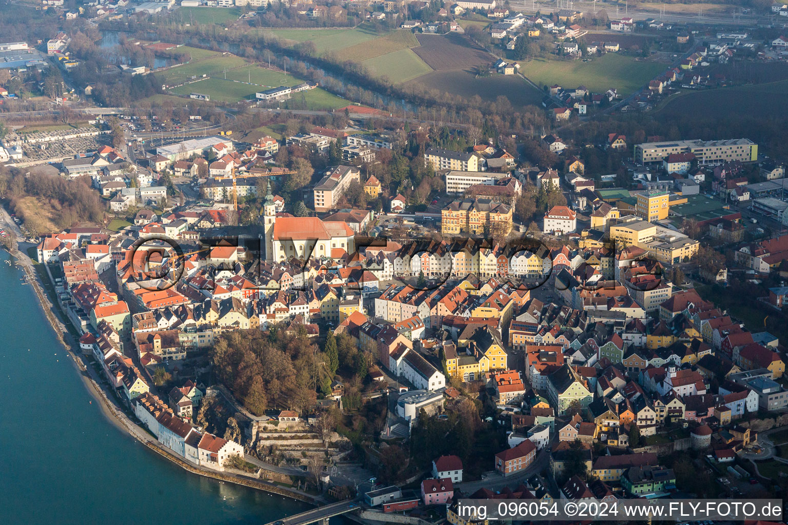 Vue aérienne de Zone riveraine de la rivière Inn à Schärding dans le département Haute-Autriche, L'Autriche