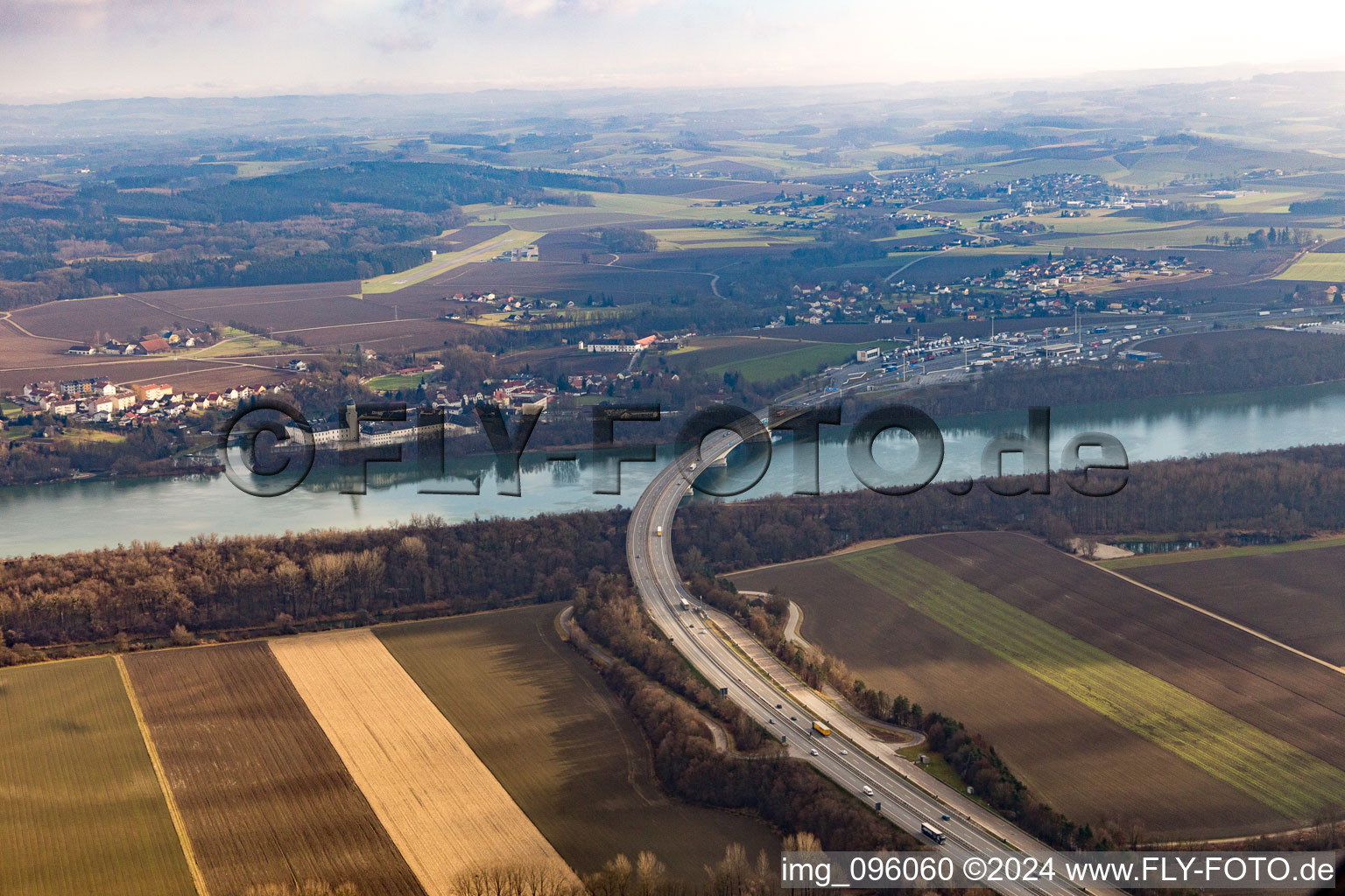 Vue aérienne de Prison de l'Inautobahnbrücke à Suben dans le département Haute-Autriche, L'Autriche