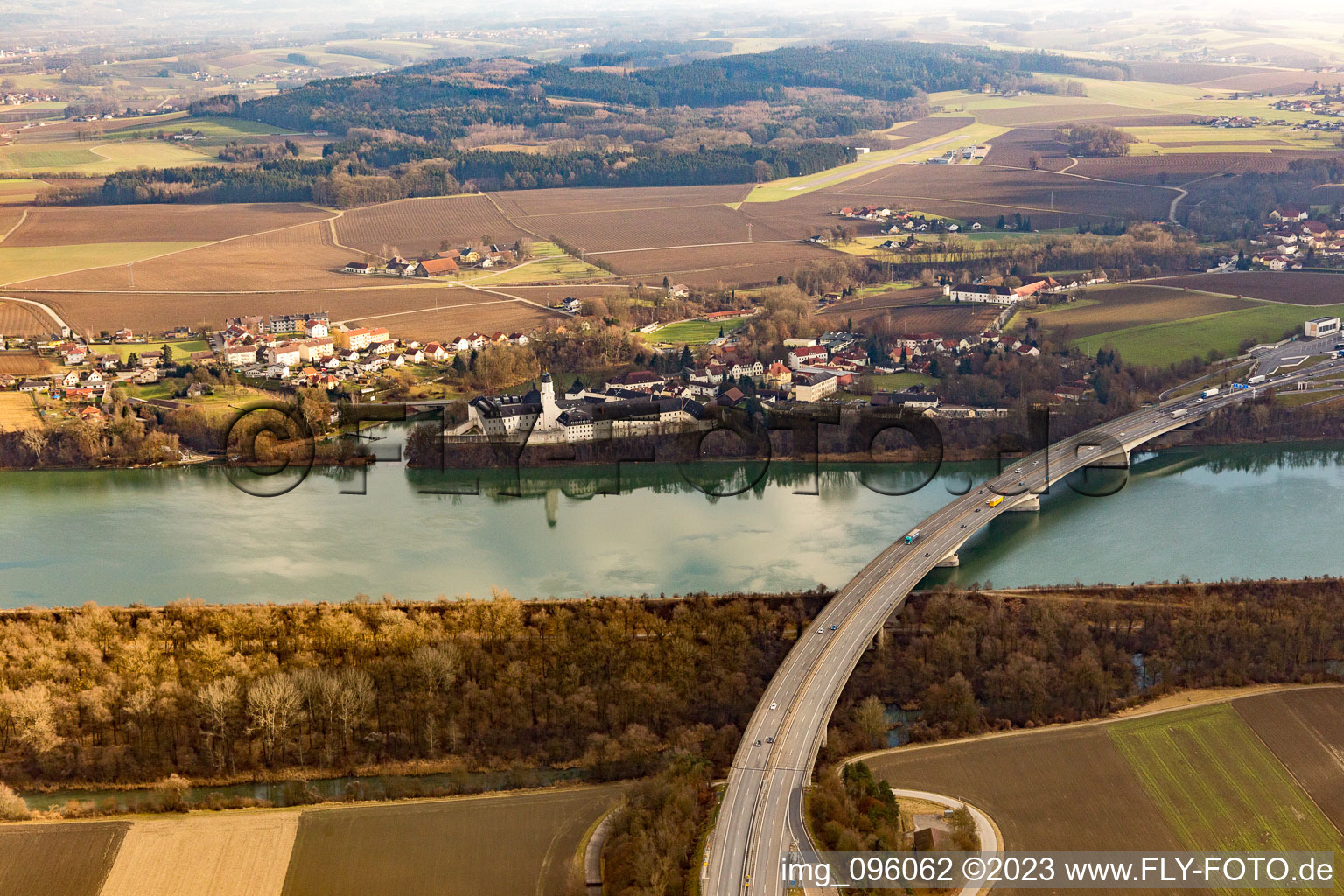 Vue aérienne de Prison de l'Inautobahnbrücke à Suben dans le département Haute-Autriche, L'Autriche