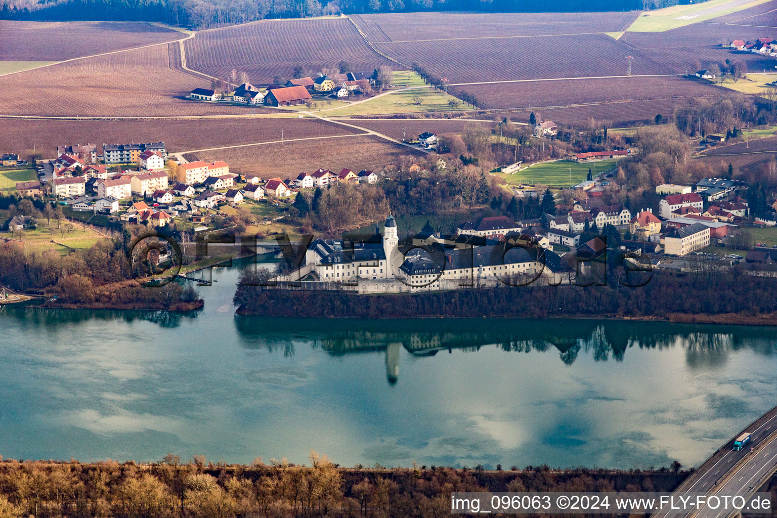 Vue aérienne de Site du pénitencier Suben au bord de l'Inn à Suben dans le département Haute-Autriche, L'Autriche