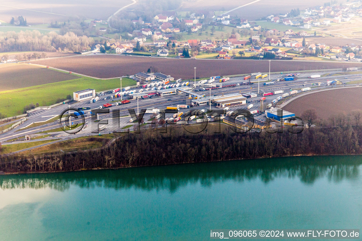 Vue aérienne de Contrôles frontaliers routiers pour camions sur l'A8 de l'Autriche à l'A3 en Allemagne sur l'Inn à Suben dans le département Haute-Autriche, L'Autriche