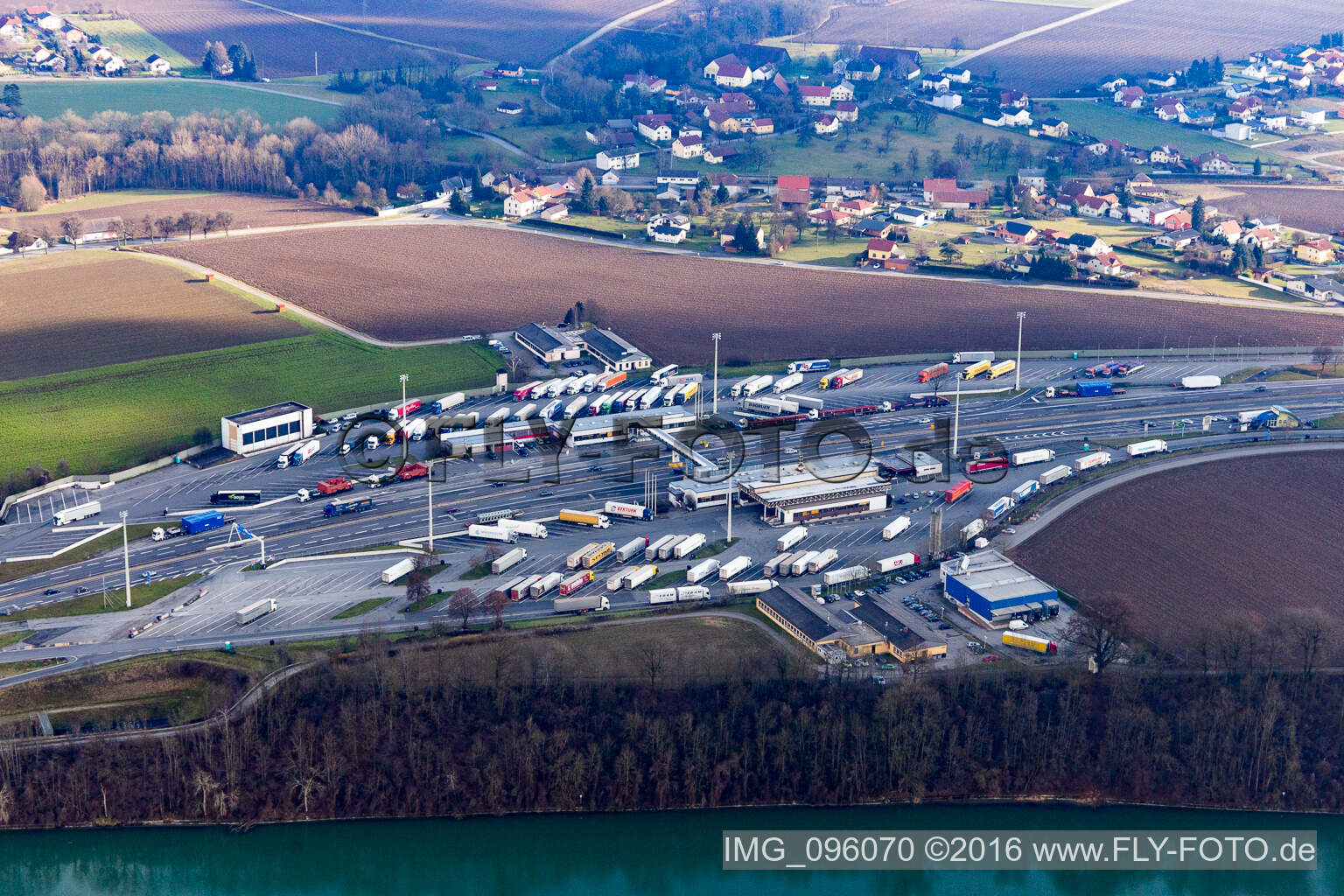 Vue aérienne de Contrôles frontaliers routiers pour camions sur l'A8 de l'Autriche à l'A3 en Allemagne sur l'Inn à Suben dans le département Haute-Autriche, L'Autriche