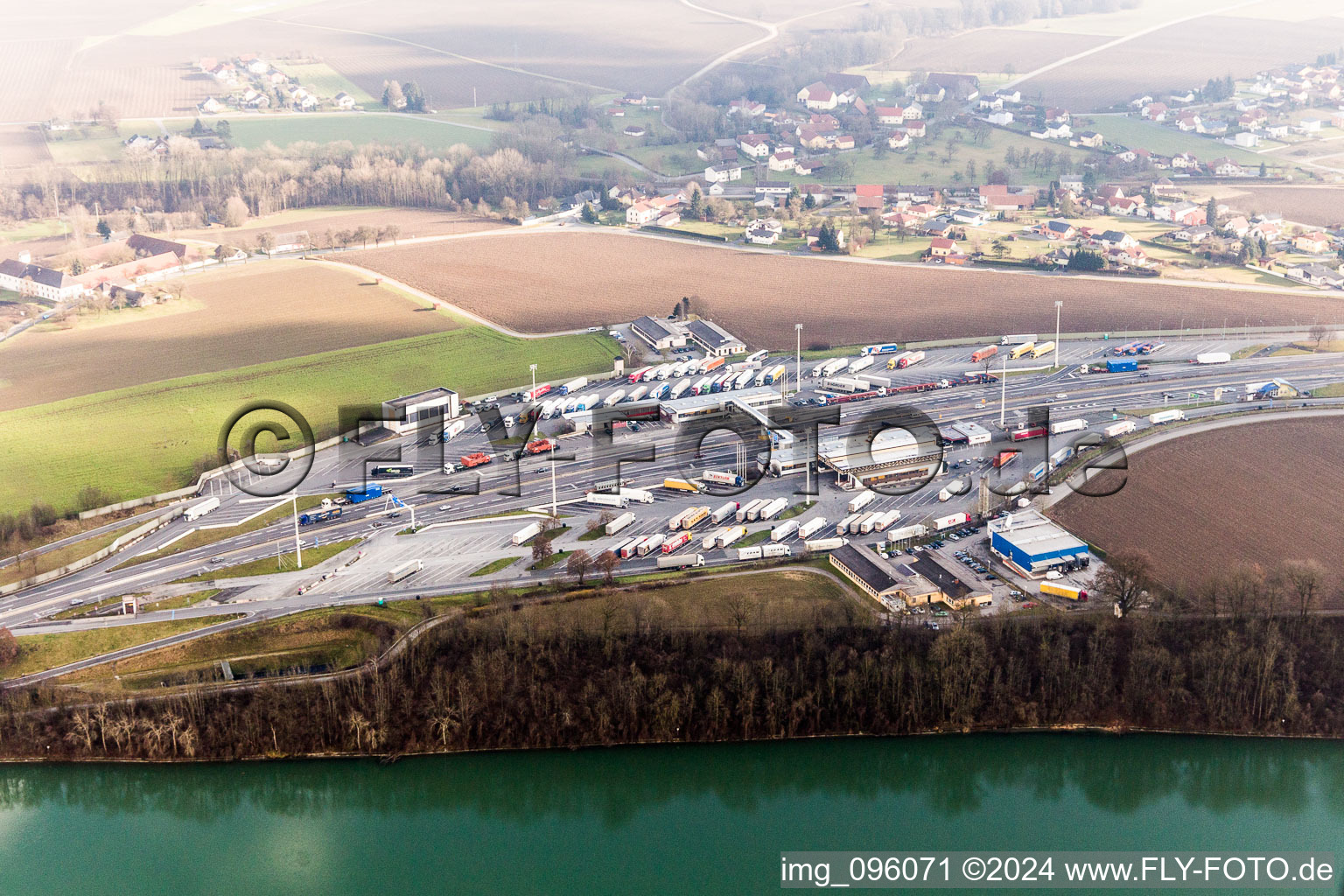 Photographie aérienne de Contrôles frontaliers routiers pour camions sur l'A8 de l'Autriche à l'A3 en Allemagne sur l'Inn à Suben dans le département Haute-Autriche, L'Autriche