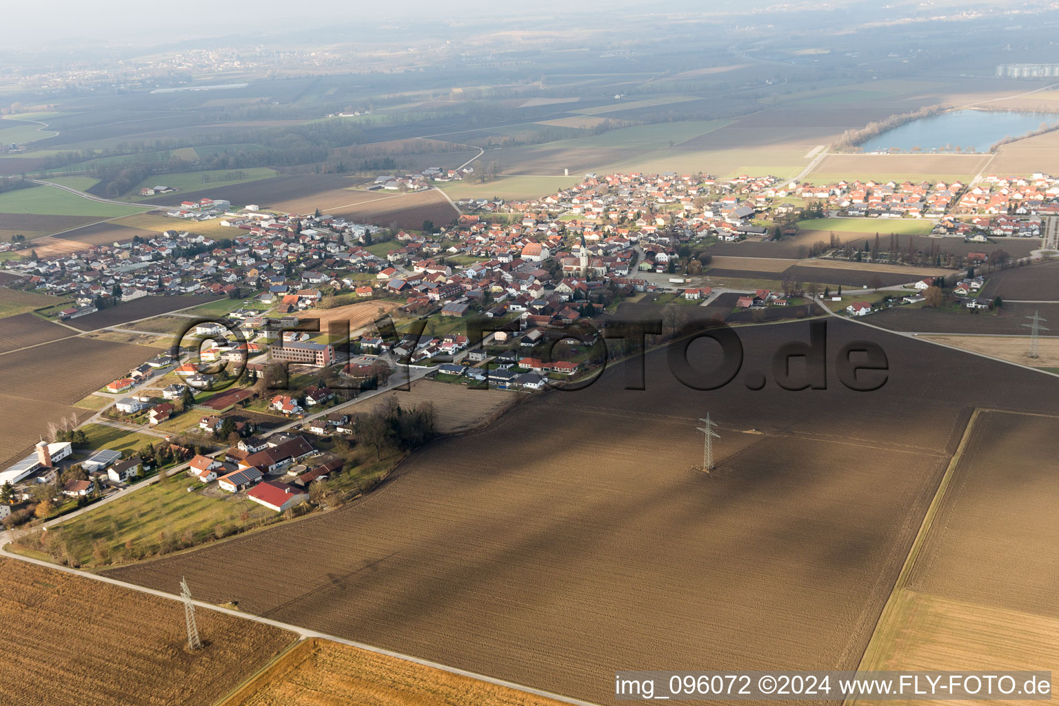 Vue aérienne de Schnellham dans le département Bavière, Allemagne