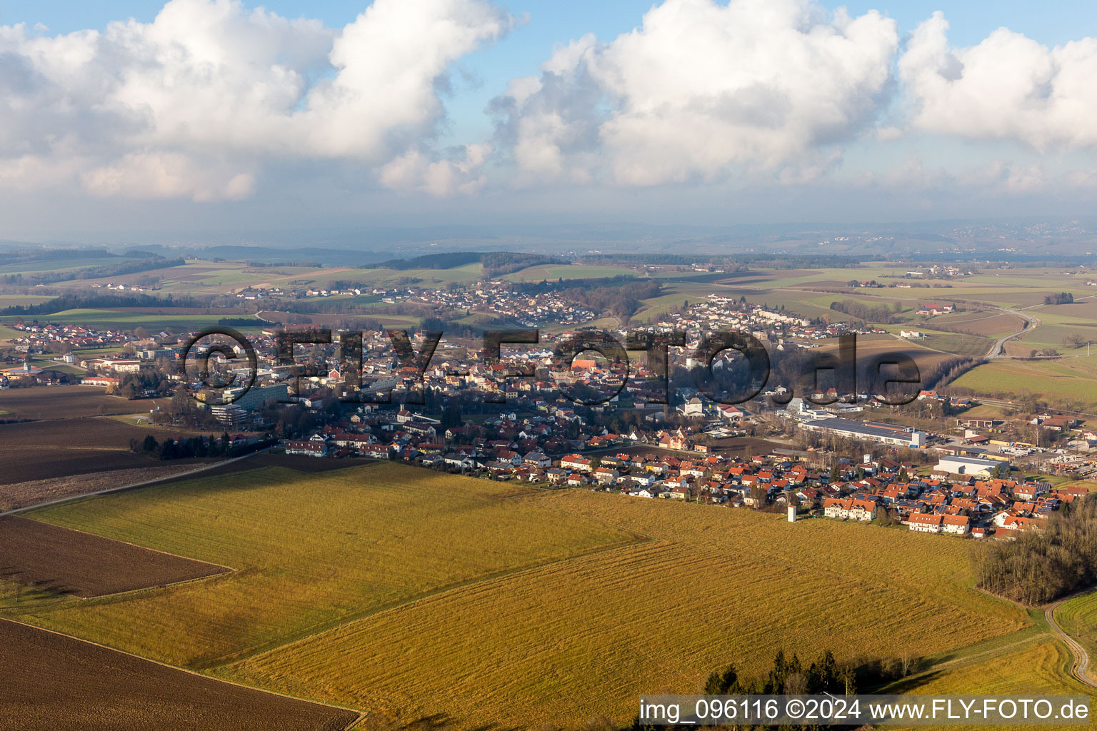 Vue aérienne de Vue des rues et des maisons des quartiers résidentiels à le quartier Dobl in Rotthalmünster dans le département Bavière, Allemagne