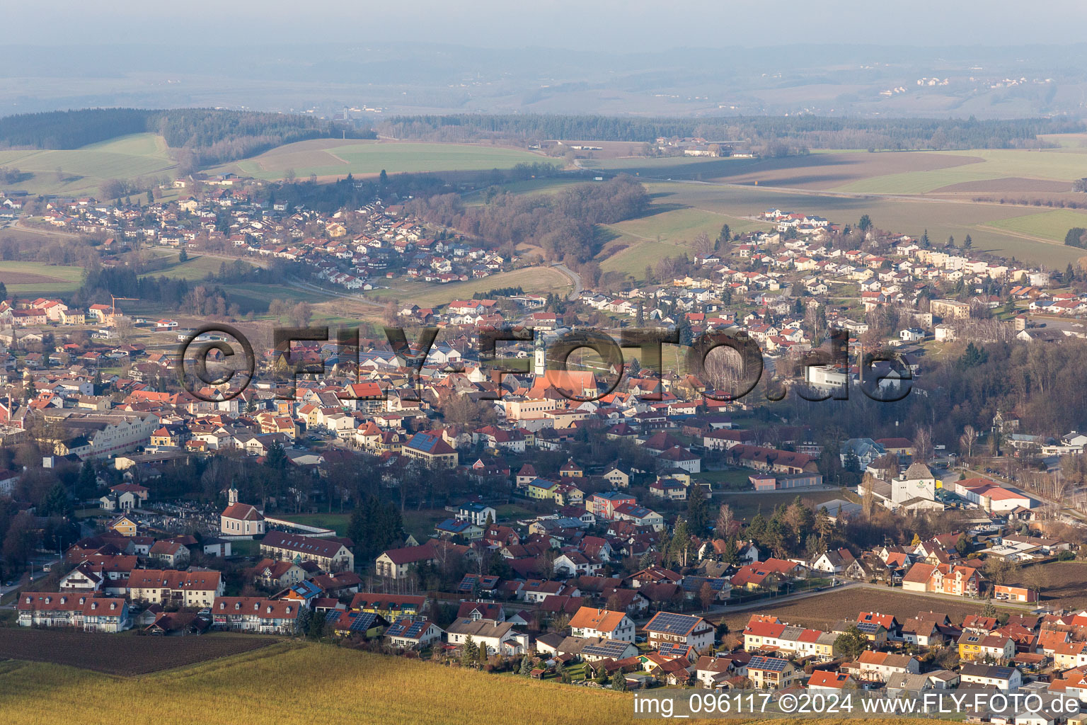 Vue aérienne de Vue des rues et des maisons des quartiers résidentiels à le quartier Dobl in Rotthalmünster dans le département Bavière, Allemagne