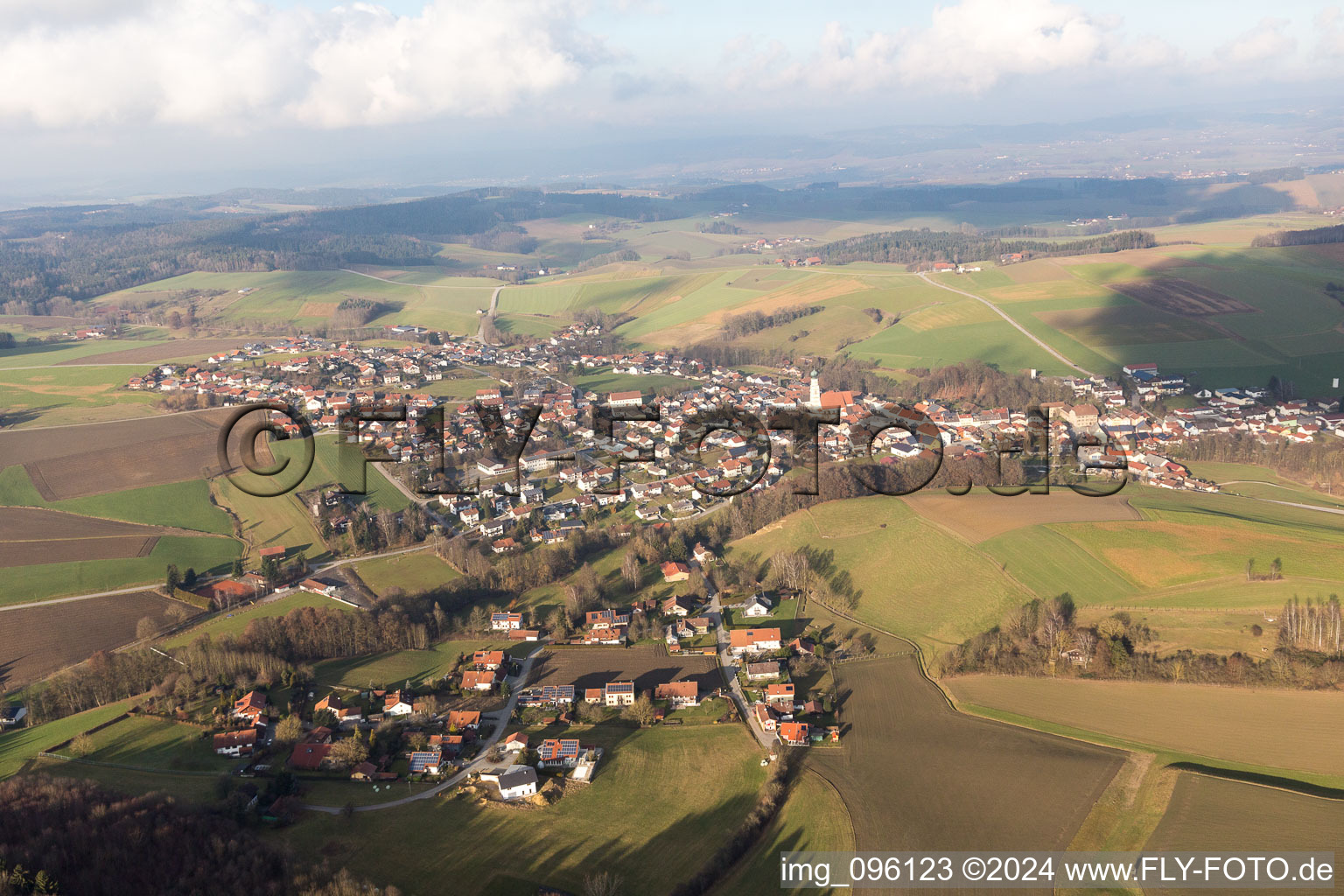 Vue aérienne de Champs agricoles et surfaces utilisables à le quartier Danglöd in Kößlarn dans le département Bavière, Allemagne