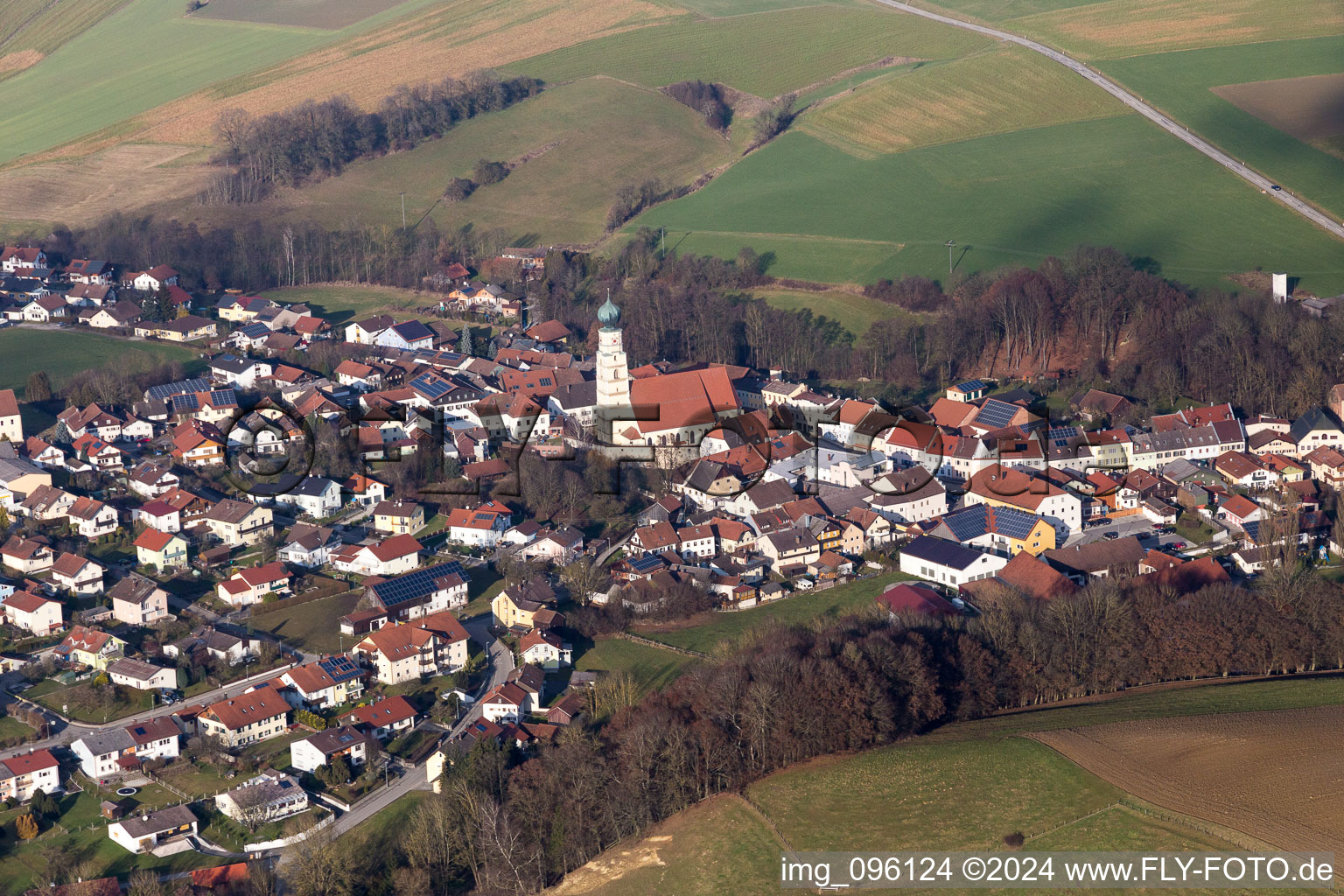 Vue aérienne de Église paroissiale de la Sainte Trinité dans le quartier de Grünberg à le quartier Danglöd in Kößlarn dans le département Bavière, Allemagne