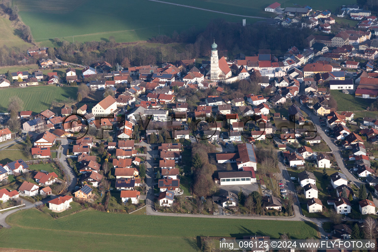 Vue aérienne de Église paroissiale de la Sainte Trinité à le quartier Danglöd in Kößlarn dans le département Bavière, Allemagne