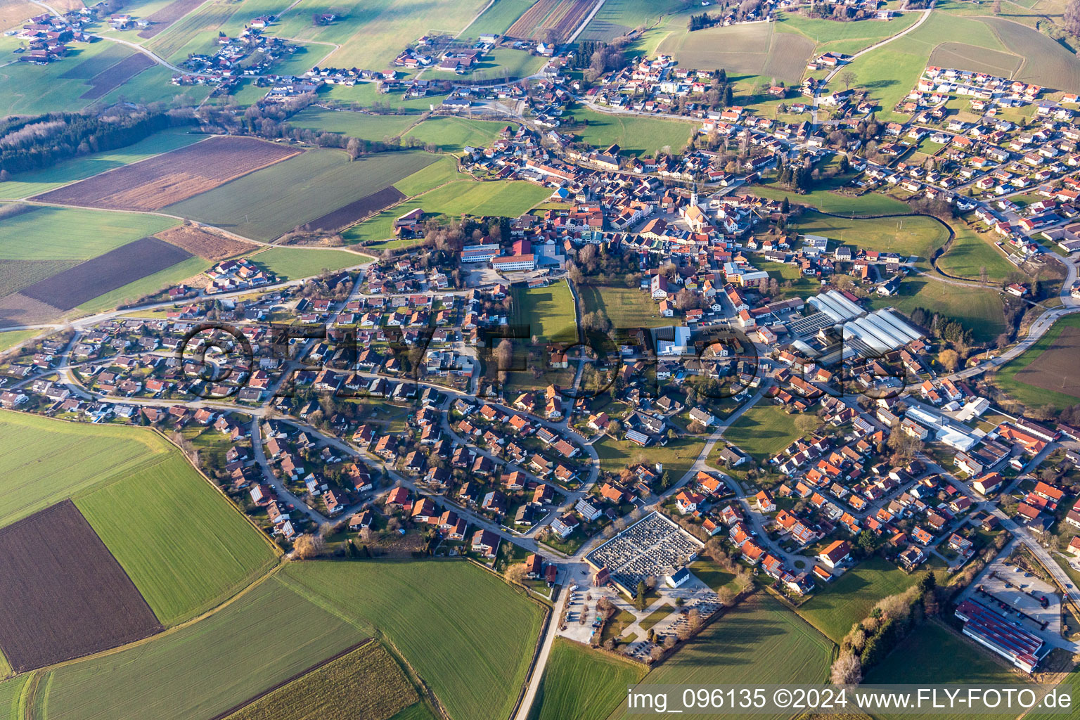 Vue aérienne de Champs agricoles et surfaces utilisables à Triftern dans le département Bavière, Allemagne