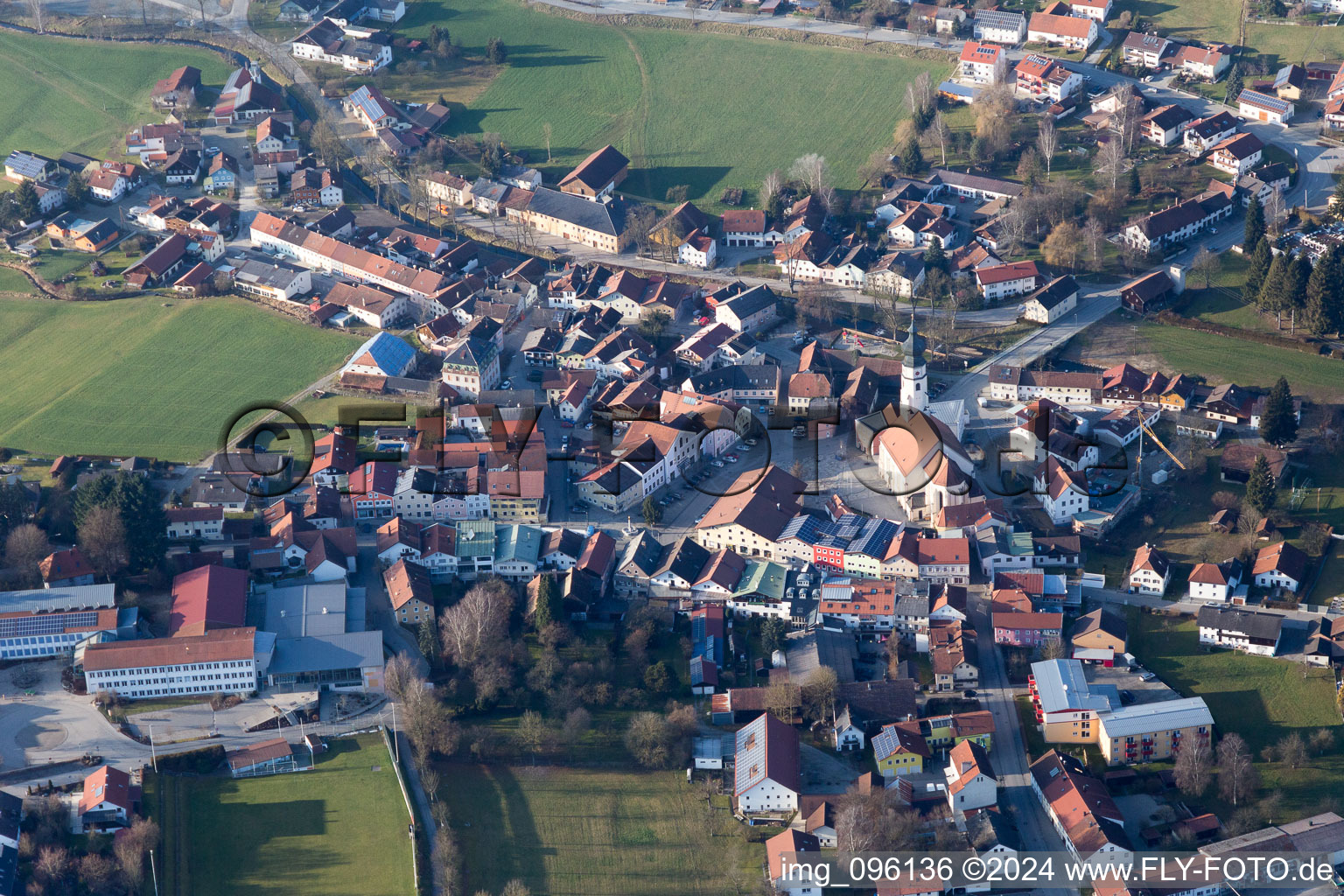 Vue aérienne de Bâtiment de l'église paroissiale Saint-Étienne au centre du village à Triftern dans le département Bavière, Allemagne