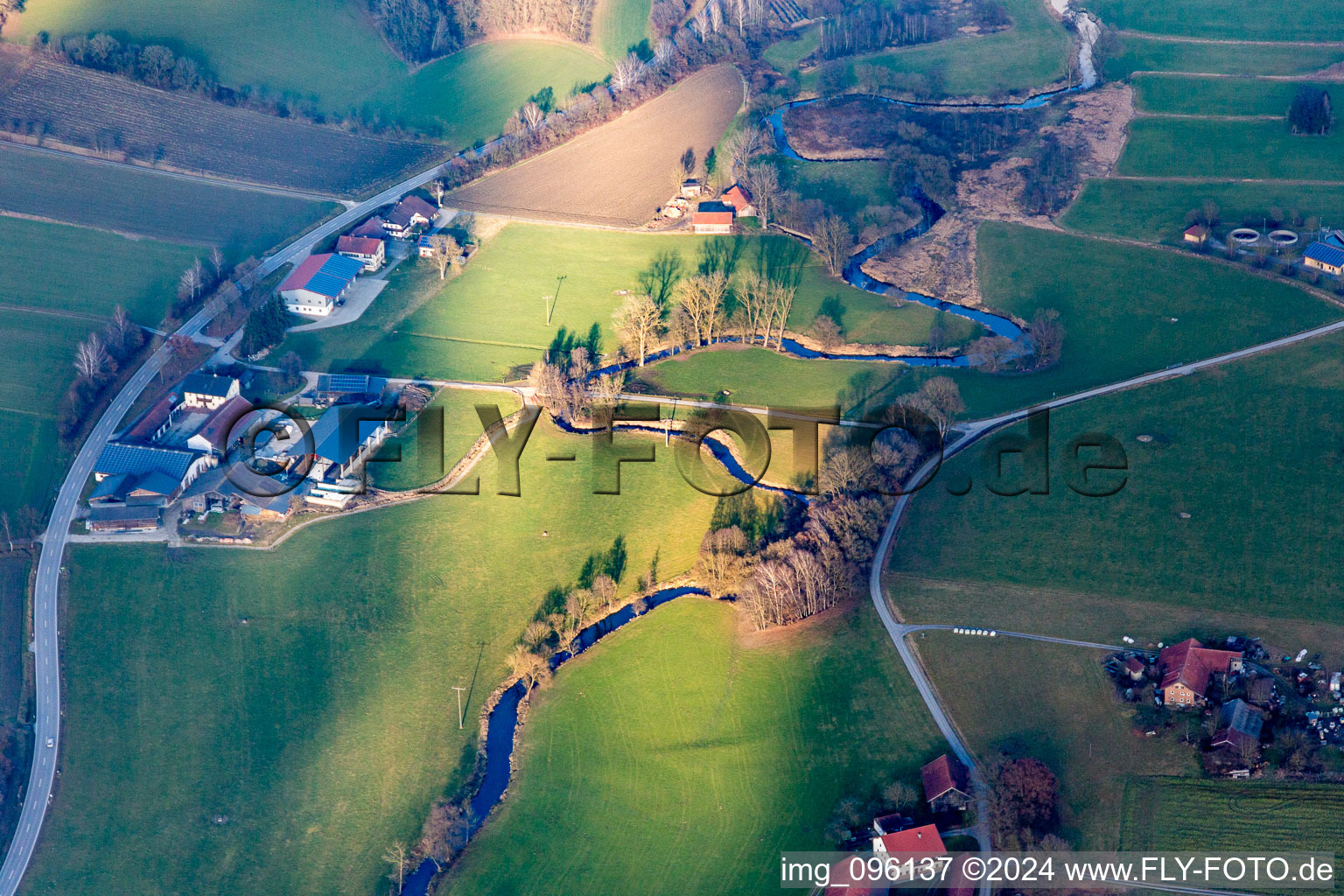 Vue aérienne de Méandres de la rivière Haselbach à Triftern dans le département Bavière, Allemagne