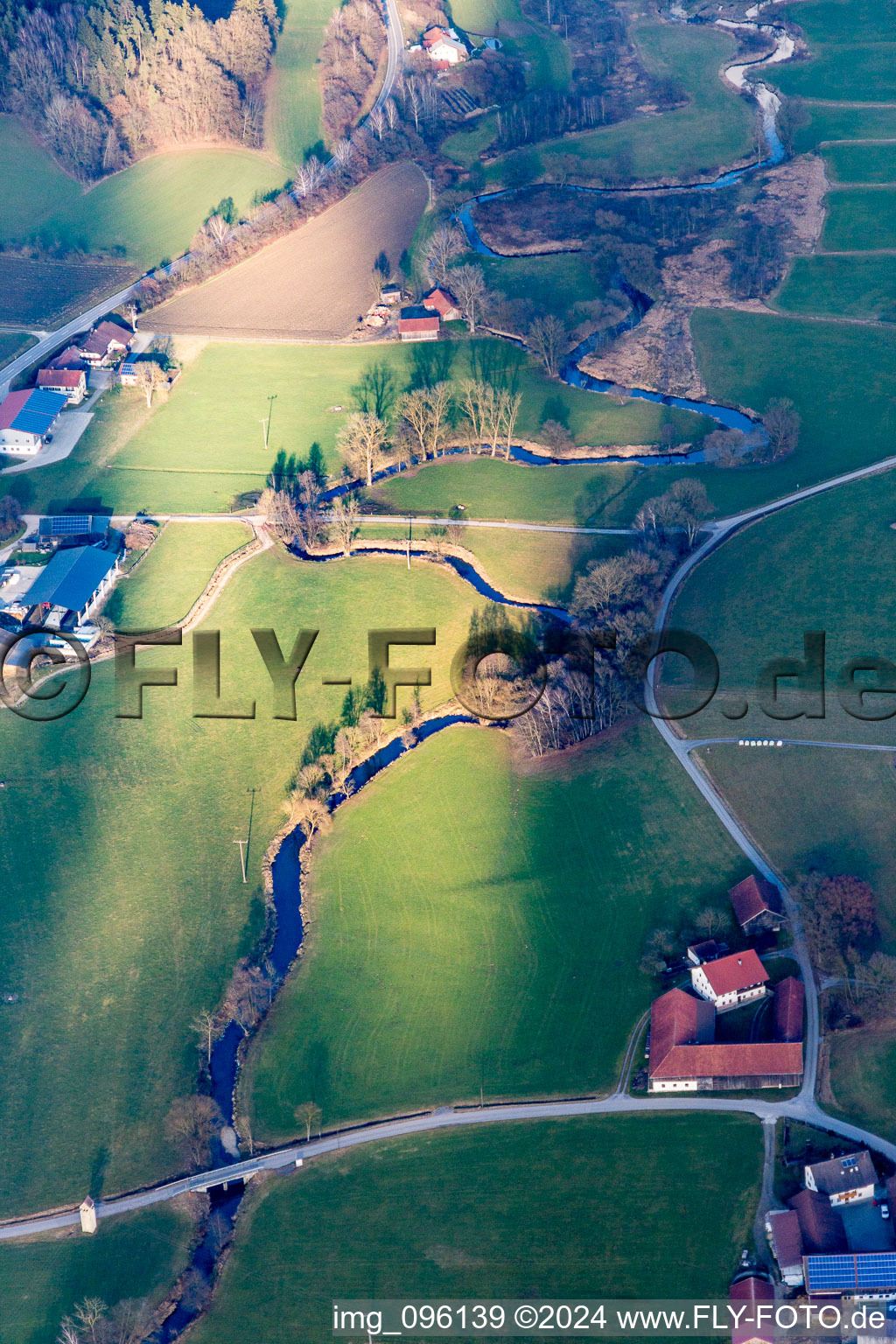 Vue aérienne de Méandres de la rivière Haselbach à le quartier Voglarn in Triftern dans le département Bavière, Allemagne