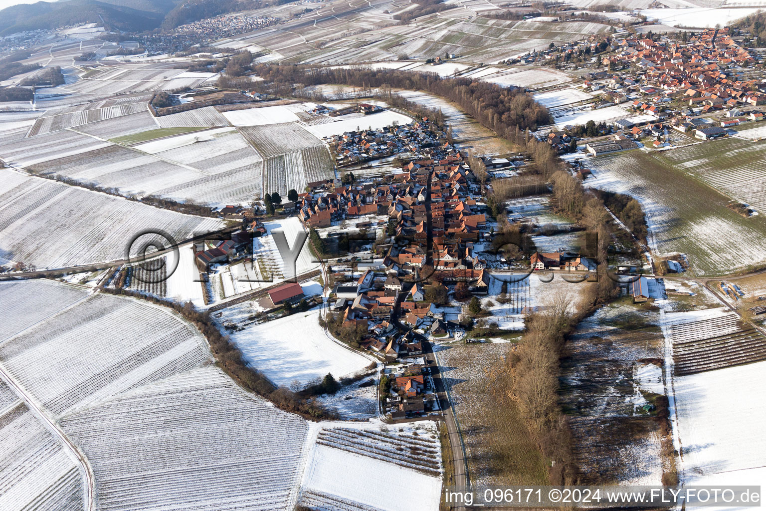 Vue aérienne de En hiver à le quartier Klingen in Heuchelheim-Klingen dans le département Rhénanie-Palatinat, Allemagne