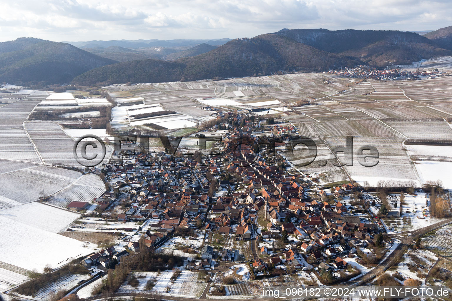 Vue aérienne de Village enneigé d'hiver - vue à Göcklingen dans le département Rhénanie-Palatinat, Allemagne