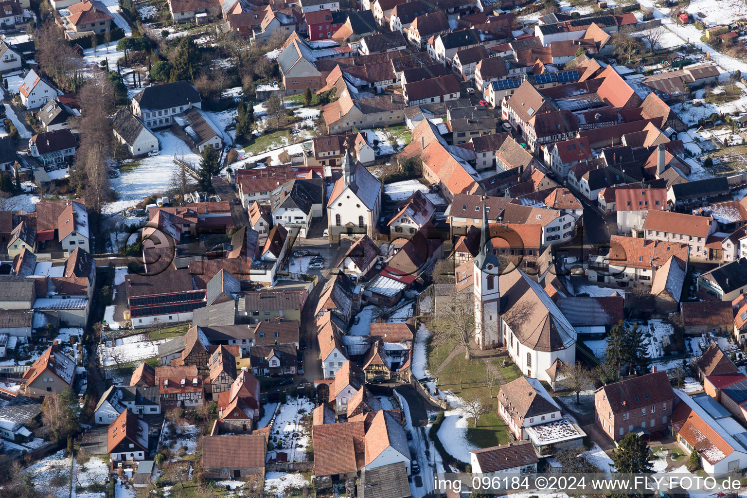 Vue aérienne de Village enneigé d'hiver - vue à Göcklingen dans le département Rhénanie-Palatinat, Allemagne