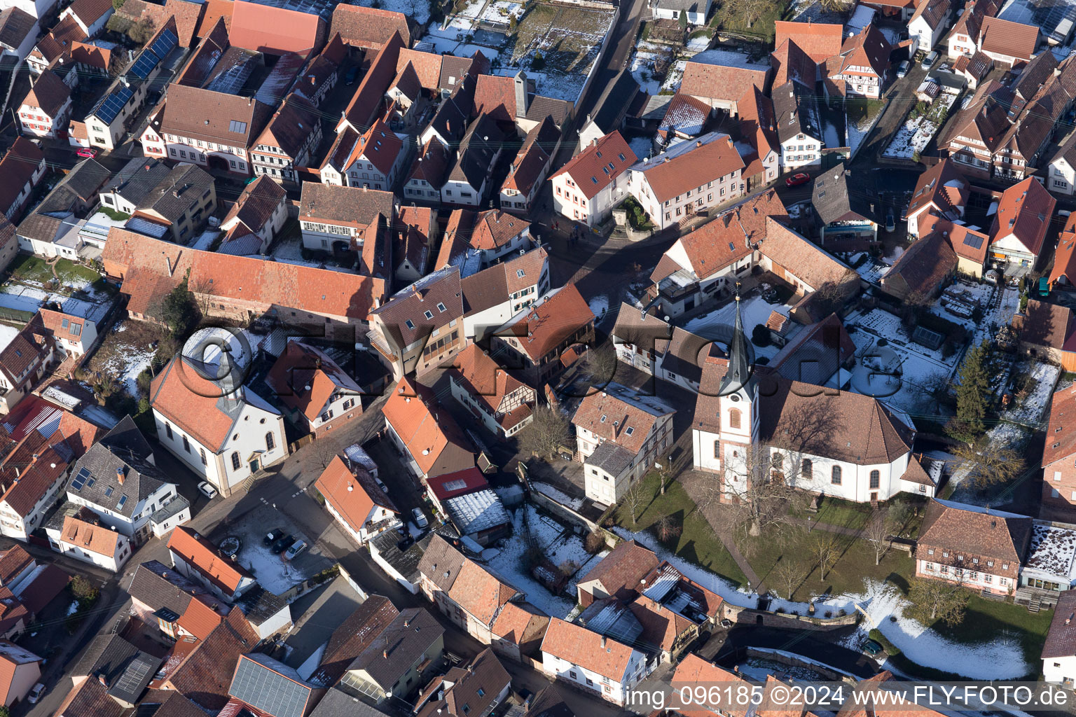 Göcklingen dans le département Rhénanie-Palatinat, Allemagne depuis l'avion