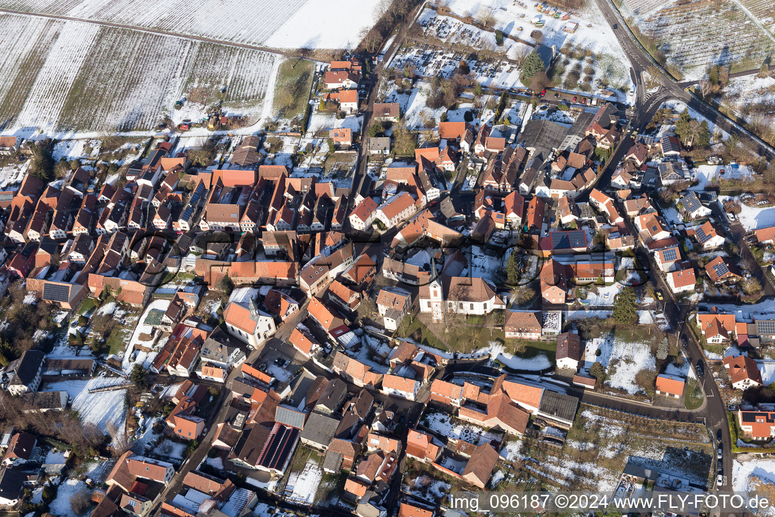 Photographie aérienne de Village enneigé d'hiver - vue à Göcklingen dans le département Rhénanie-Palatinat, Allemagne