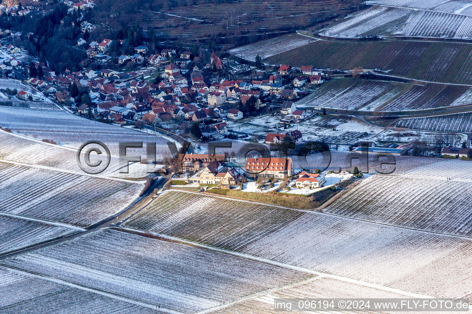 Vue aérienne de Leinsweiler mètre couvert de neige en hiver à Leinsweiler dans le département Rhénanie-Palatinat, Allemagne