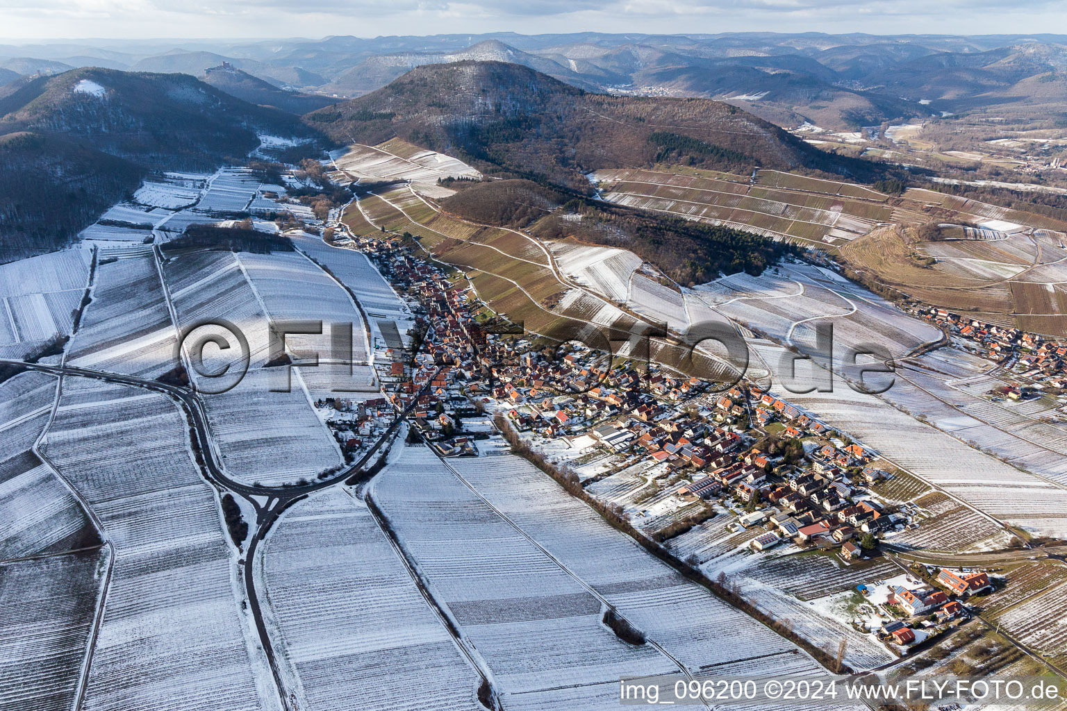 Vue aérienne de Vignobles enneigés en hiver à Ranschbach dans le département Rhénanie-Palatinat, Allemagne