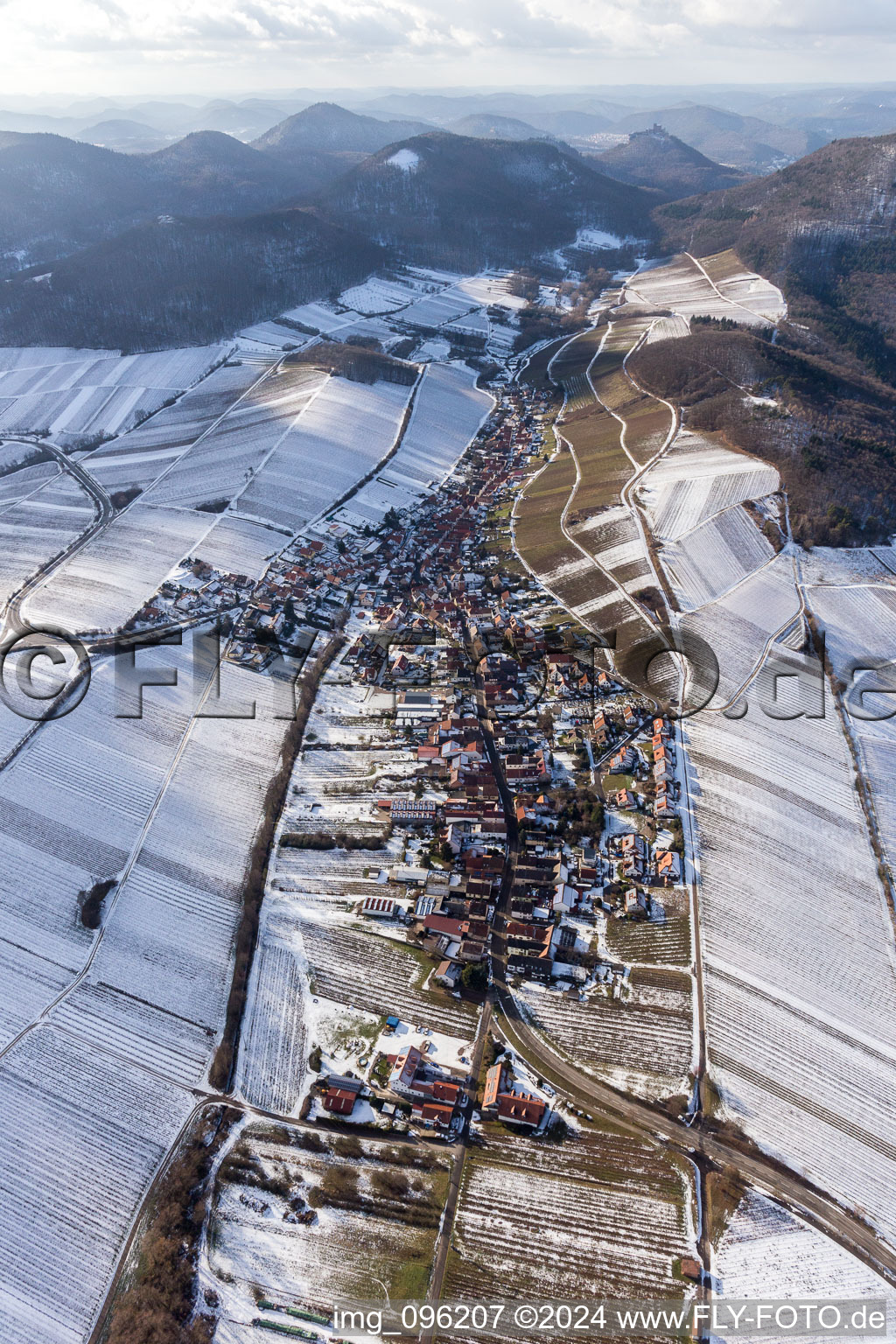 Vue aérienne de Vignobles enneigés en hiver à Ranschbach dans le département Rhénanie-Palatinat, Allemagne