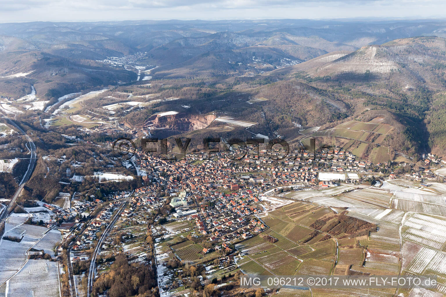 Albersweiler dans le département Rhénanie-Palatinat, Allemagne hors des airs