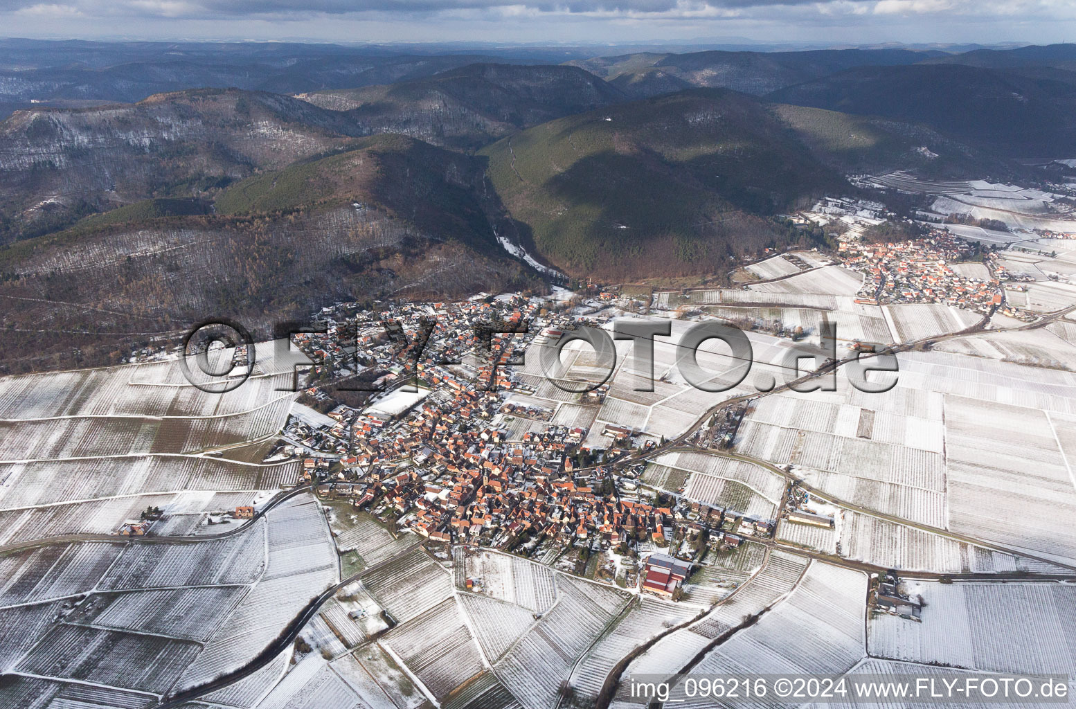 Vue aérienne de Vignobles enneigés d'hiver sur le Haardtrand à Frankweiler dans le département Rhénanie-Palatinat, Allemagne