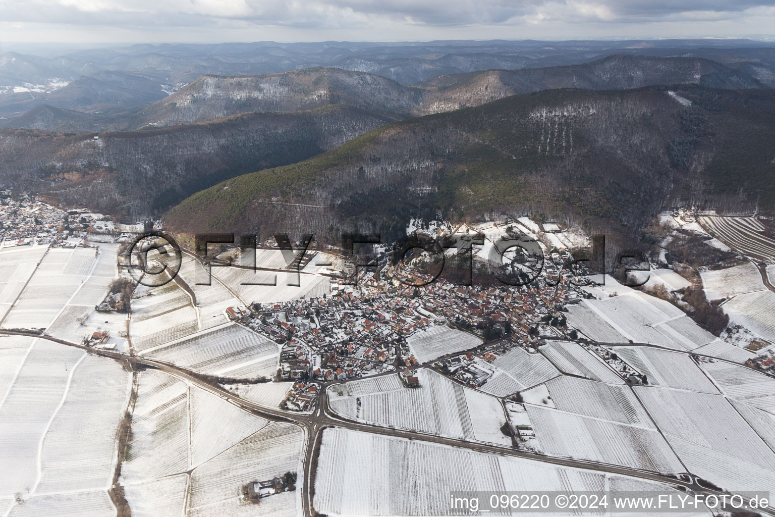 Vue aérienne de Champs agricoles et terres agricoles enneigés en hiver à Gleisweiler dans le département Rhénanie-Palatinat, Allemagne