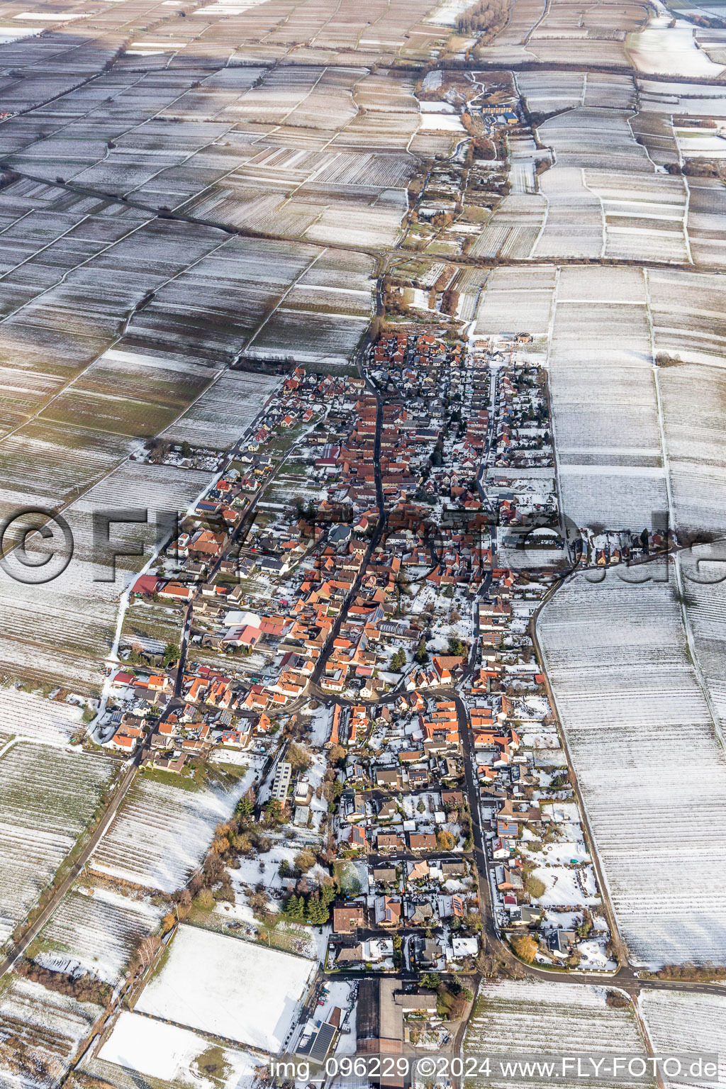 Vue aérienne de Champs agricoles et terres agricoles enneigés en hiver à Roschbach dans le département Rhénanie-Palatinat, Allemagne