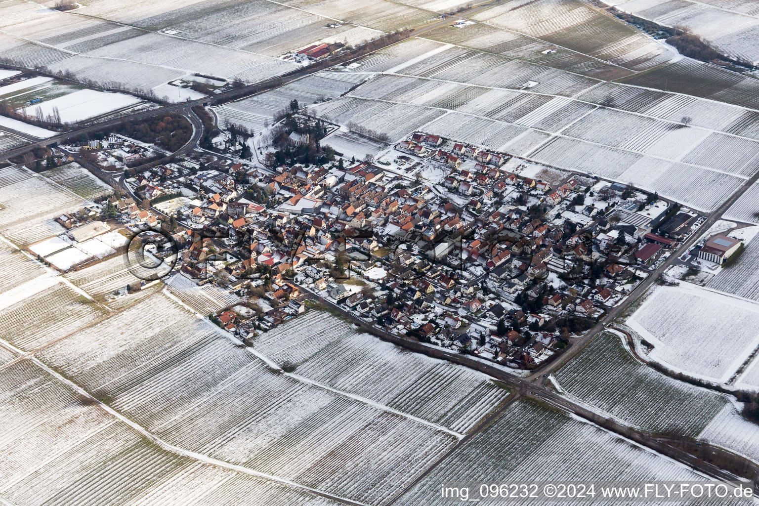 Vue aérienne de Champs agricoles et terres agricoles enneigés en hiver à Walsheim dans le département Rhénanie-Palatinat, Allemagne