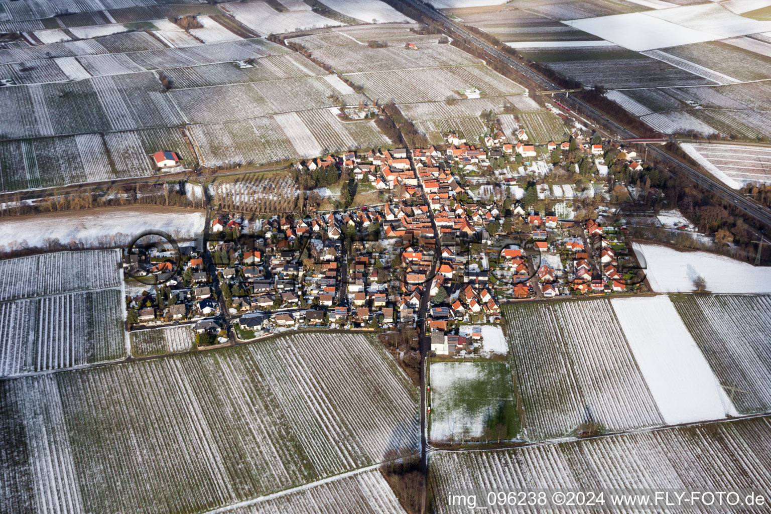 Vue aérienne de Champs agricoles et terres agricoles enneigés en hiver à Knöringen dans le département Rhénanie-Palatinat, Allemagne