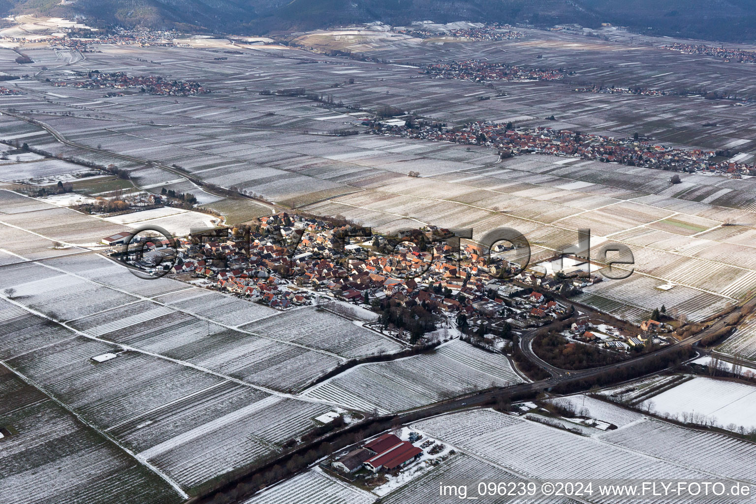 Vue aérienne de Champs agricoles et terres agricoles enneigés en hiver à Walsheim dans le département Rhénanie-Palatinat, Allemagne