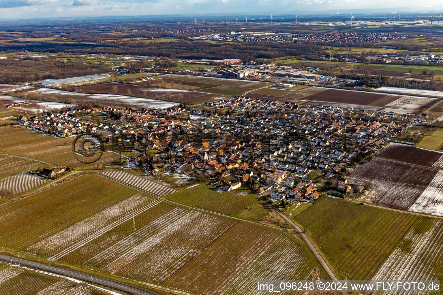 Vue aérienne de En hiver avec de la neige à Bornheim dans le département Rhénanie-Palatinat, Allemagne