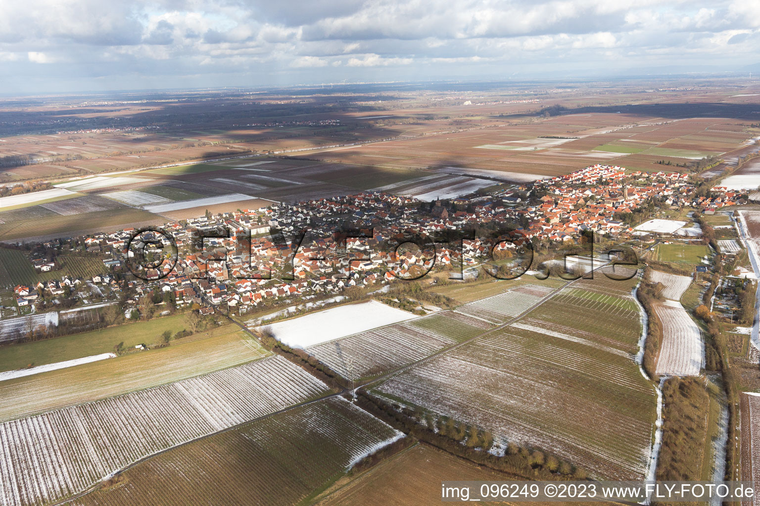 Vue aérienne de En hiver avec de la neige à Essingen dans le département Rhénanie-Palatinat, Allemagne