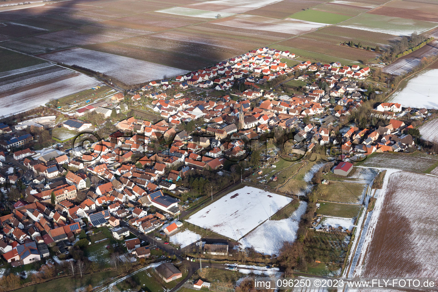 Vue aérienne de En hiver avec de la neige à Essingen dans le département Rhénanie-Palatinat, Allemagne