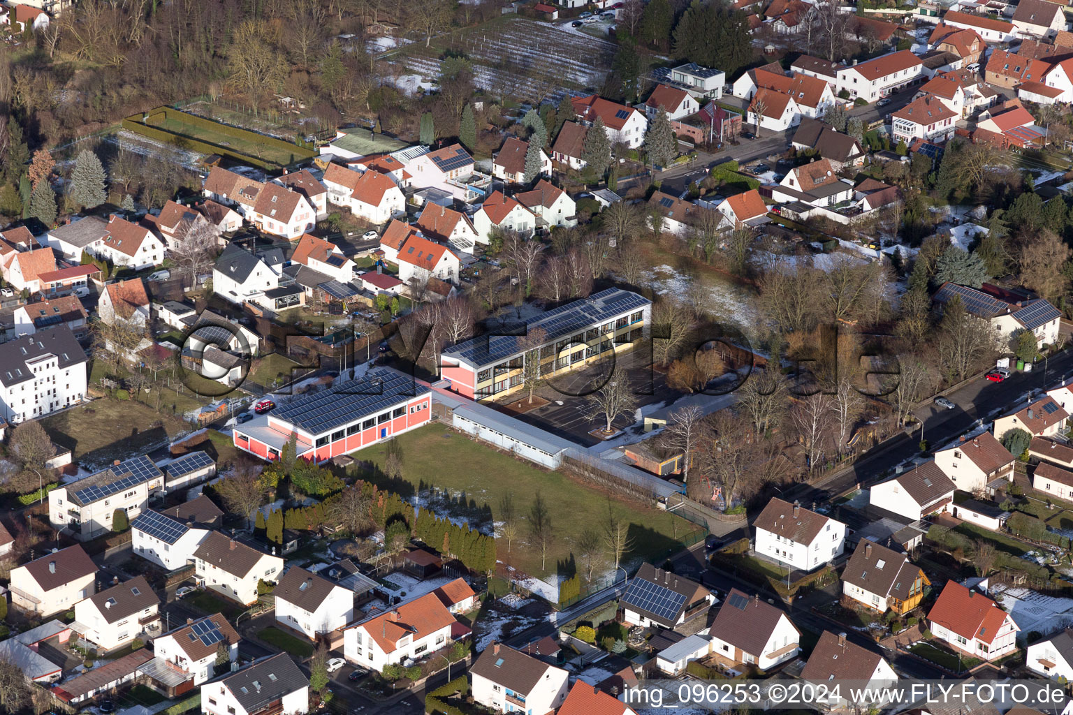 Vue aérienne de École de Hainbach à le quartier Niederhochstadt in Hochstadt dans le département Rhénanie-Palatinat, Allemagne