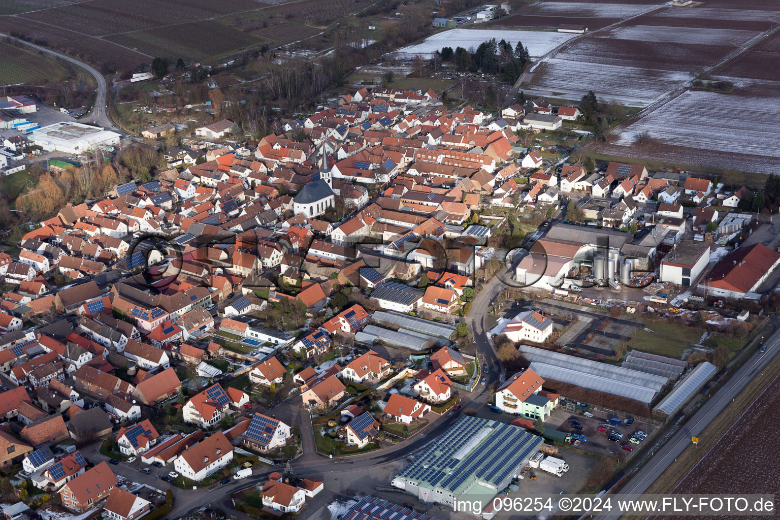 Vue aérienne de En hiver à le quartier Niederhochstadt in Hochstadt dans le département Rhénanie-Palatinat, Allemagne