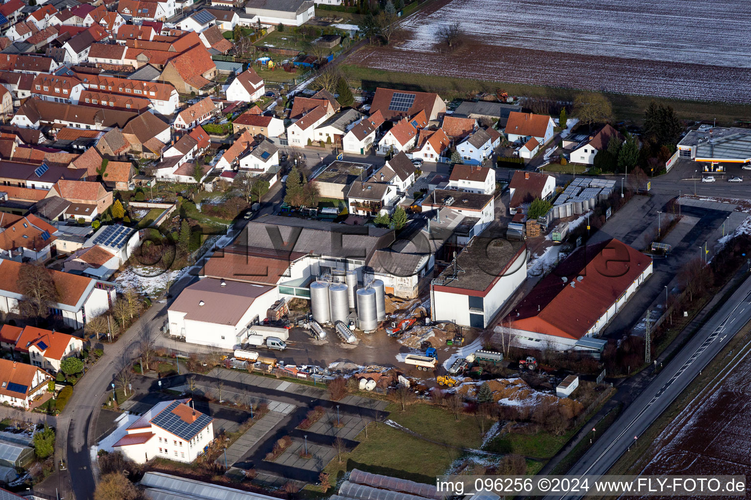 Vue aérienne de Locaux d'usine de la cave Otto Pressler (Palatinat) à Hochstadt dans le département Rhénanie-Palatinat, Allemagne