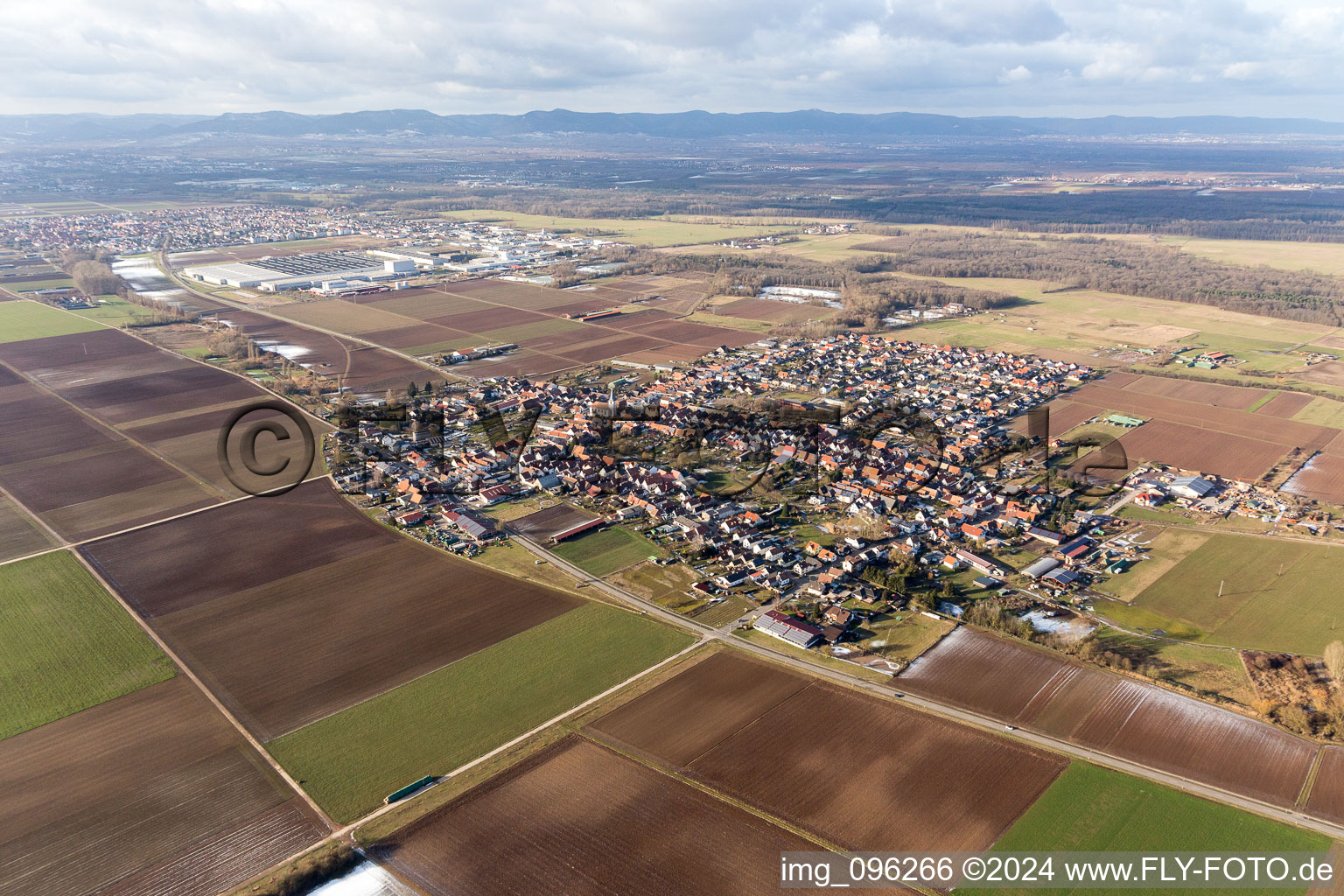 Vue aérienne de Champs agricoles et surfaces utilisables à le quartier Ottersheim in Ottersheim bei Landau dans le département Rhénanie-Palatinat, Allemagne