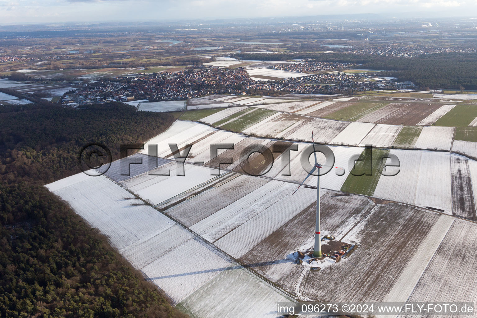 Vue aérienne de Chantier de construction enneigé en hiver pour l'assemblage de la tour d'éolienne à Hatzenbühl dans le département Rhénanie-Palatinat, Allemagne