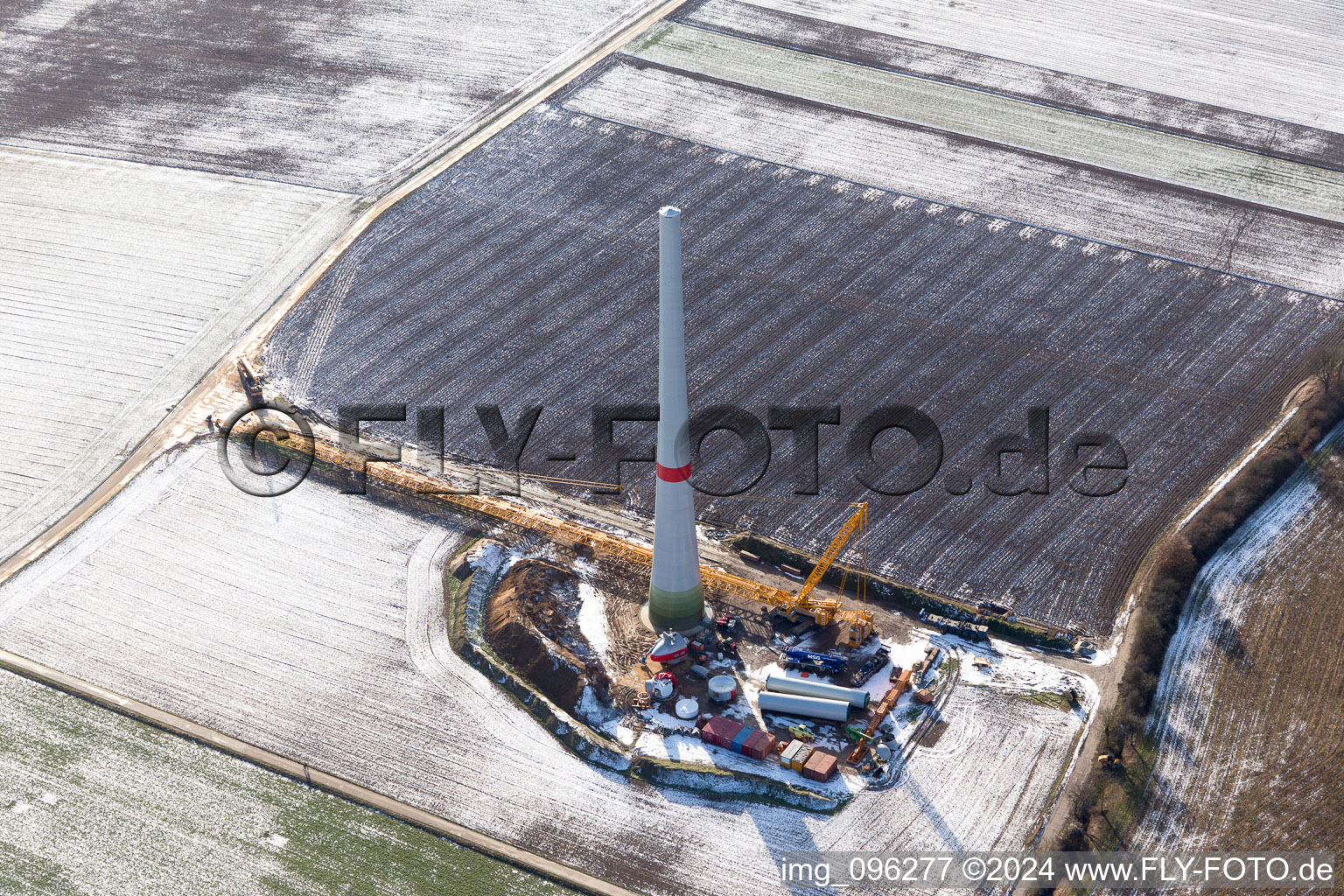 Vue aérienne de Chantier de construction enneigé en hiver pour l'assemblage de la tour d'éolienne à Hatzenbühl dans le département Rhénanie-Palatinat, Allemagne