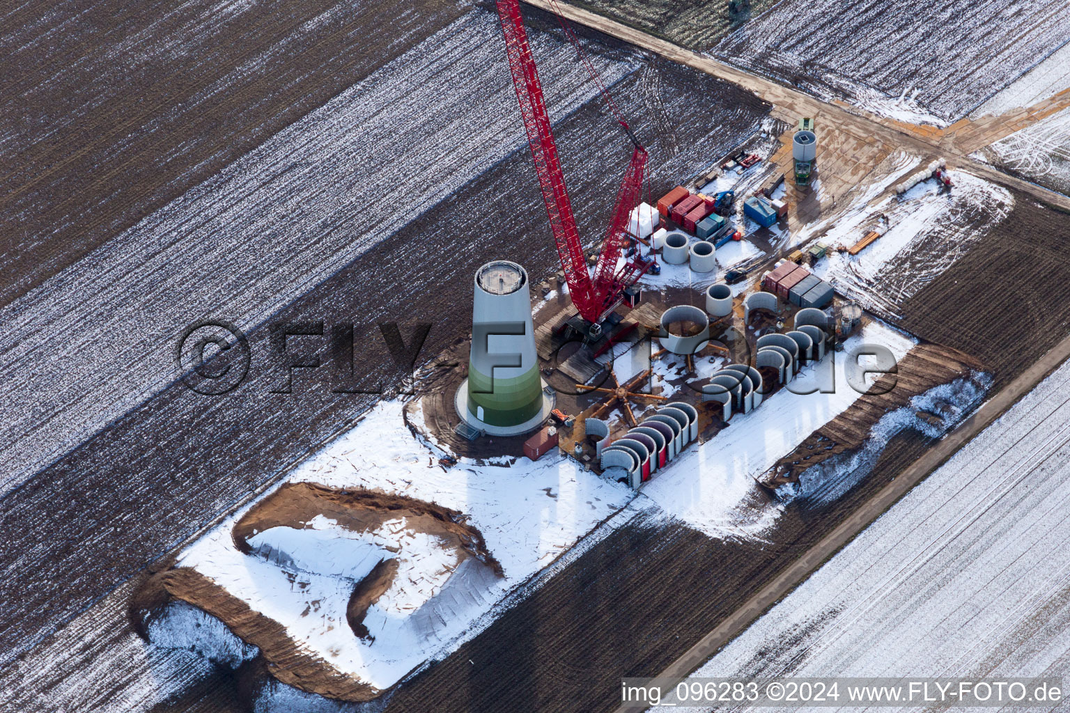 Photographie aérienne de Chantier de construction enneigé en hiver pour l'assemblage de la tour d'éolienne à Hatzenbühl dans le département Rhénanie-Palatinat, Allemagne